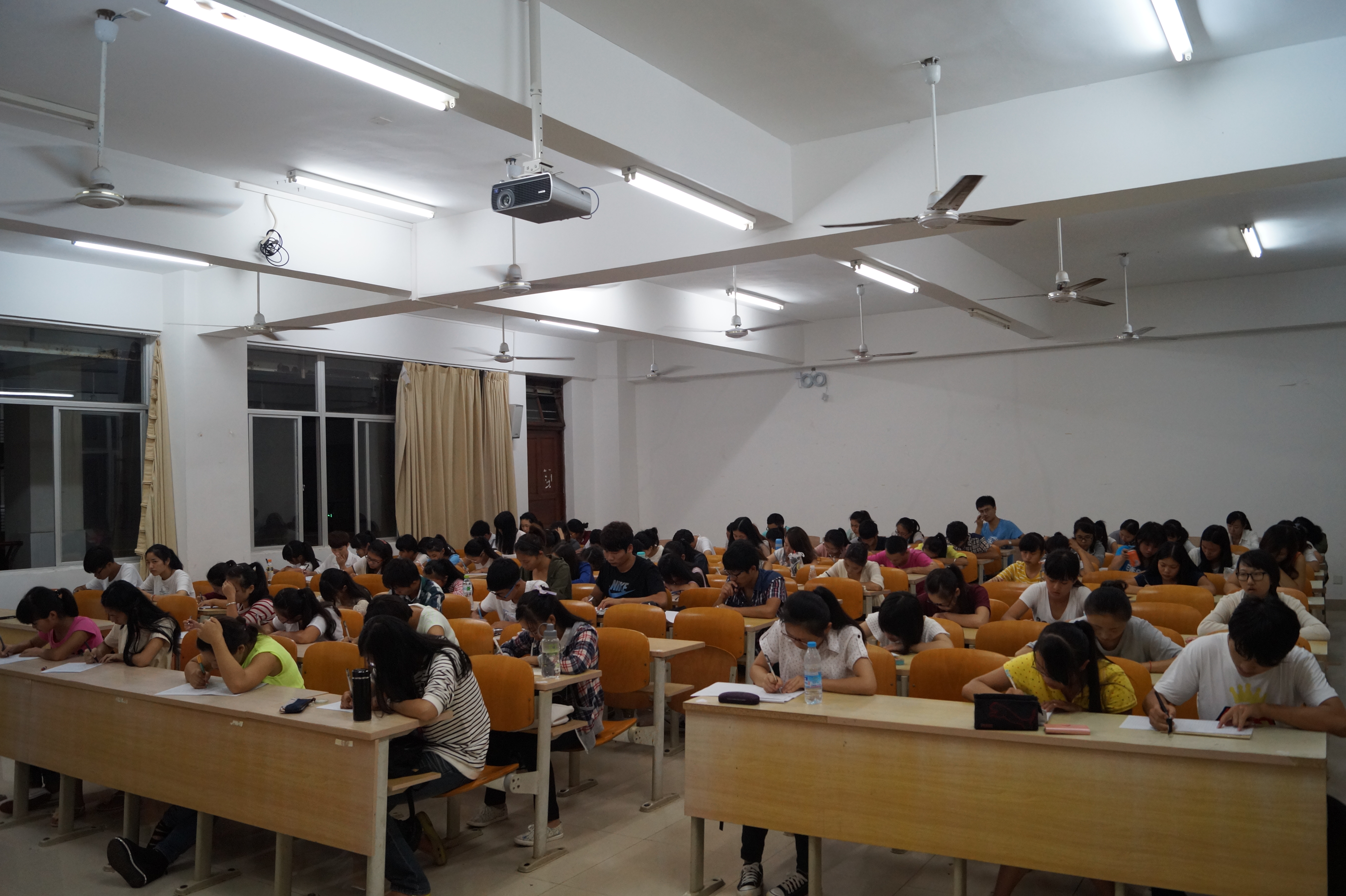 以文会友，飞扬青春--记经济与管理学院“三走”系列活动之第五届征文比赛决赛