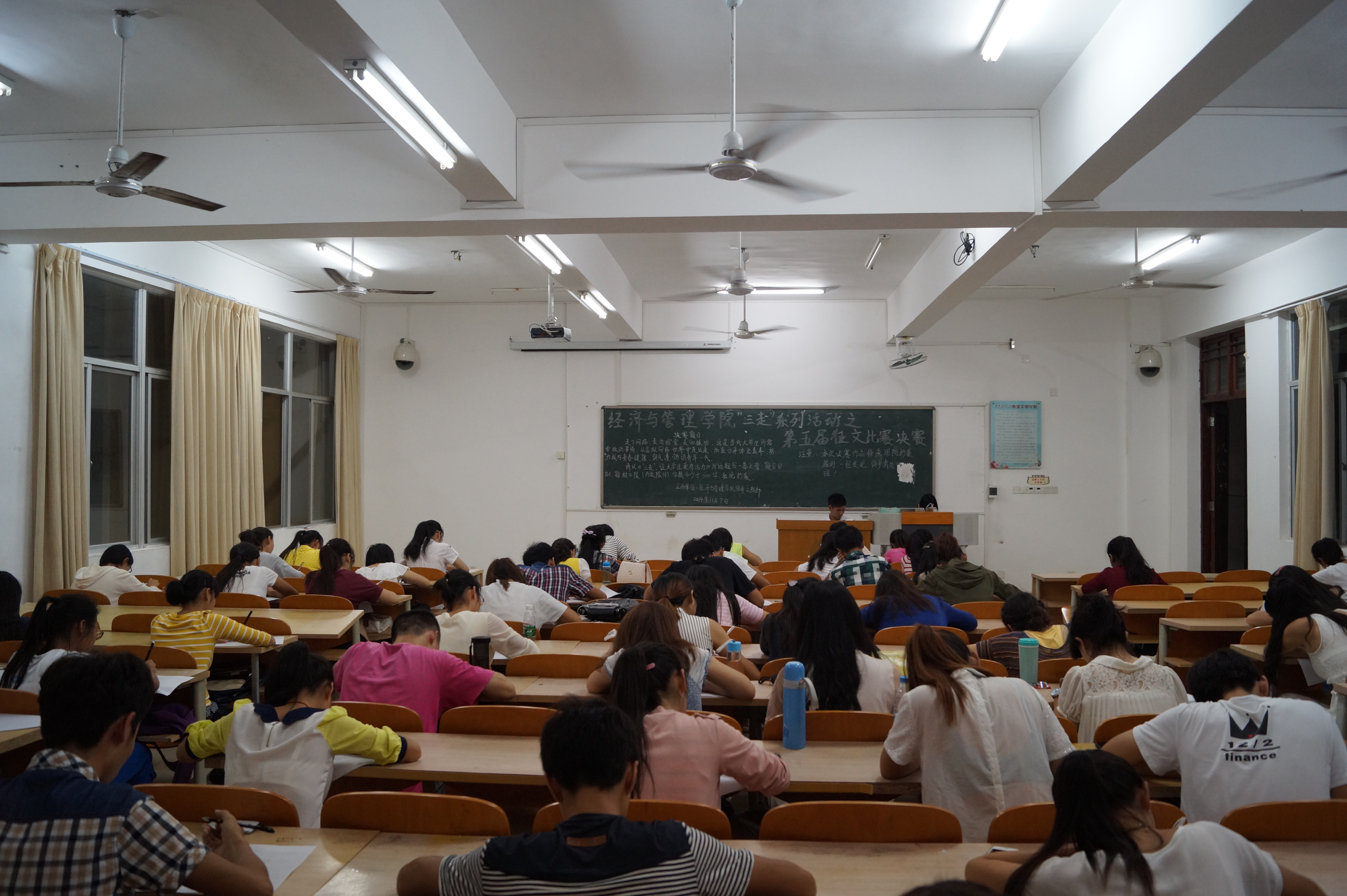 以文会友，飞扬青春--记经济与管理学院“三走”系列活动之第五届征文比赛决赛