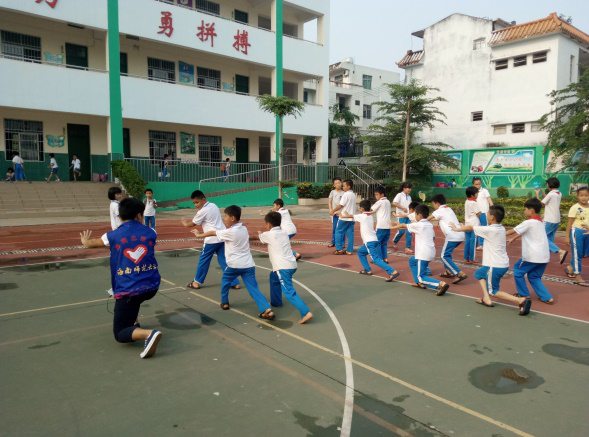 共青团省委为我校马克思主义学院青协授旗