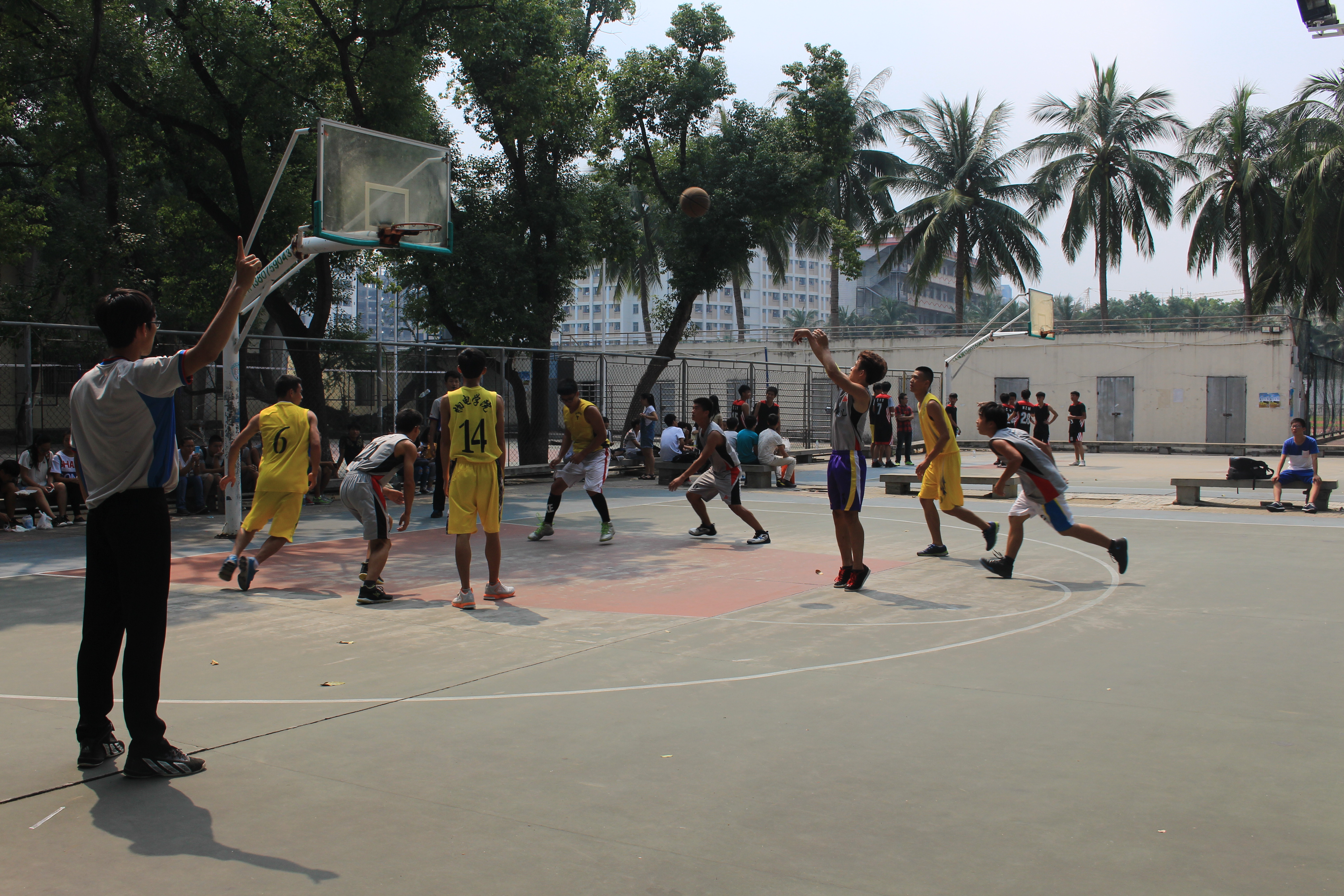 激情青春,追梦扬威――记物理与电子工程学院“迎新杯”篮球赛之一
