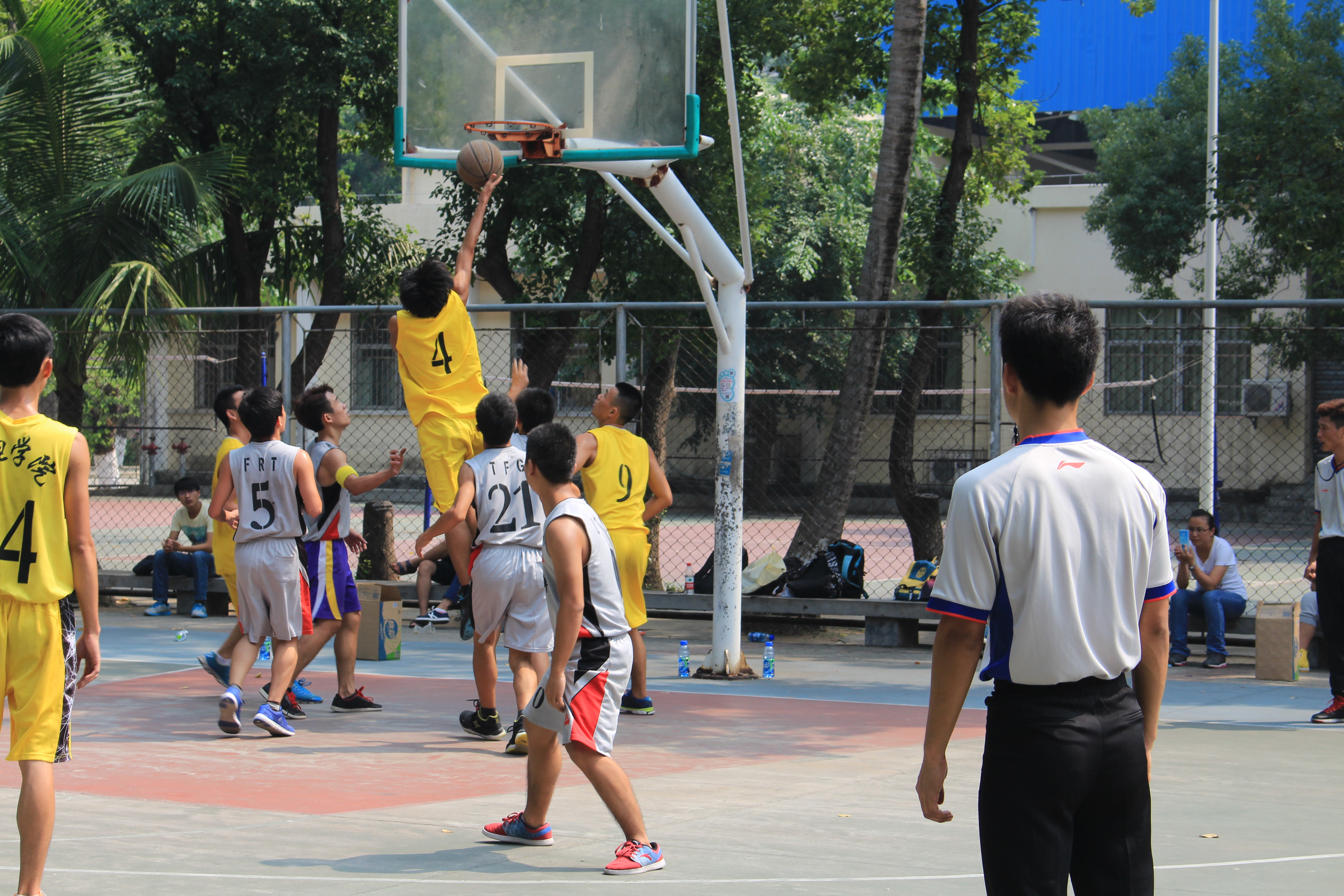 激情青春,追梦扬威――记物理与电子工程学院“迎新杯”篮球赛之一