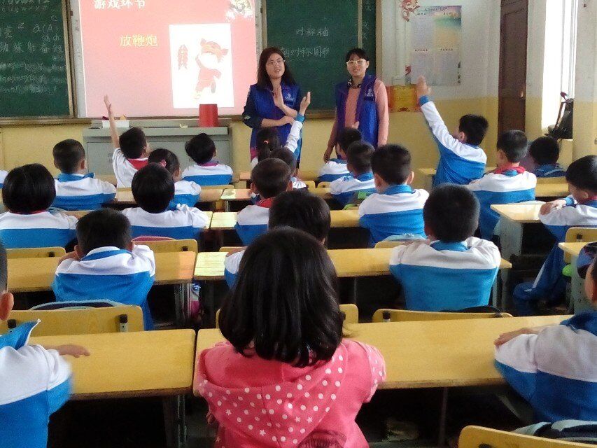 牵手课堂，走近雷锋――记化学与化工学院开展雷锋课堂活动