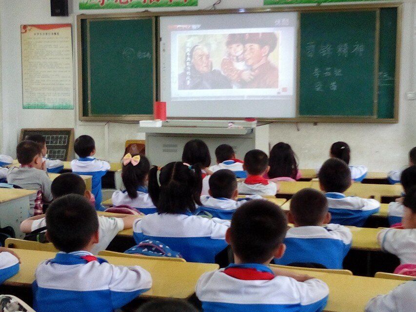 牵手课堂，走近雷锋――记化学与化工学院开展雷锋课堂活动