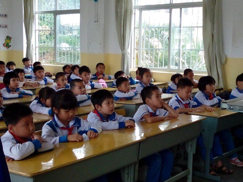 牵手课堂，走近雷锋――记化学与化工学院开展雷锋课堂活动