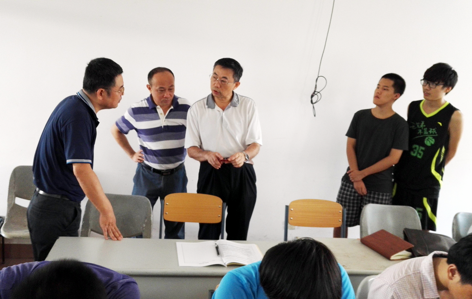 校领导深入课堂听课