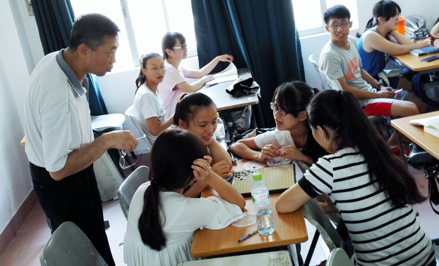 校领导深入课堂听课