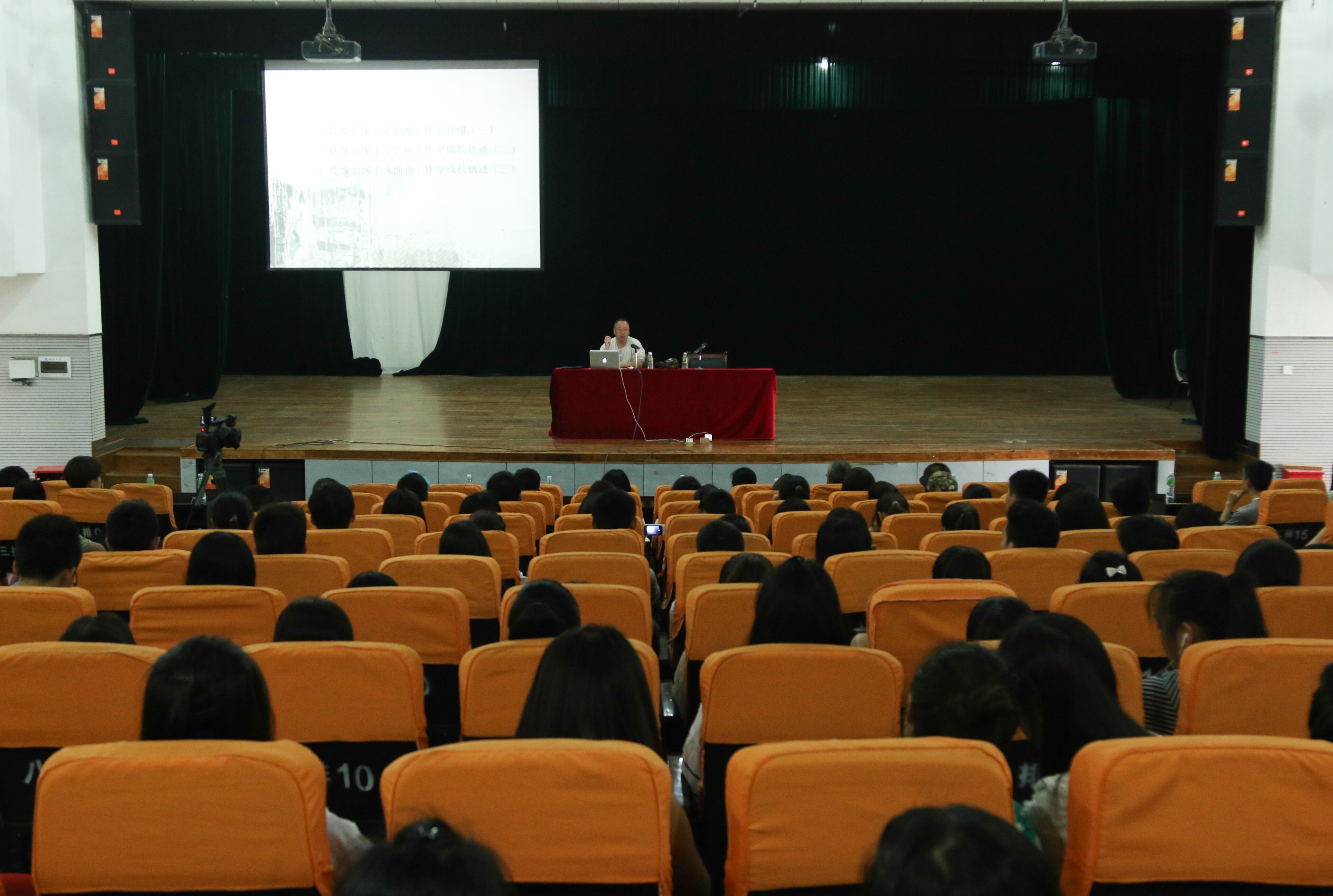 候吉明来我院举办中国意象表现主义油画创作研究