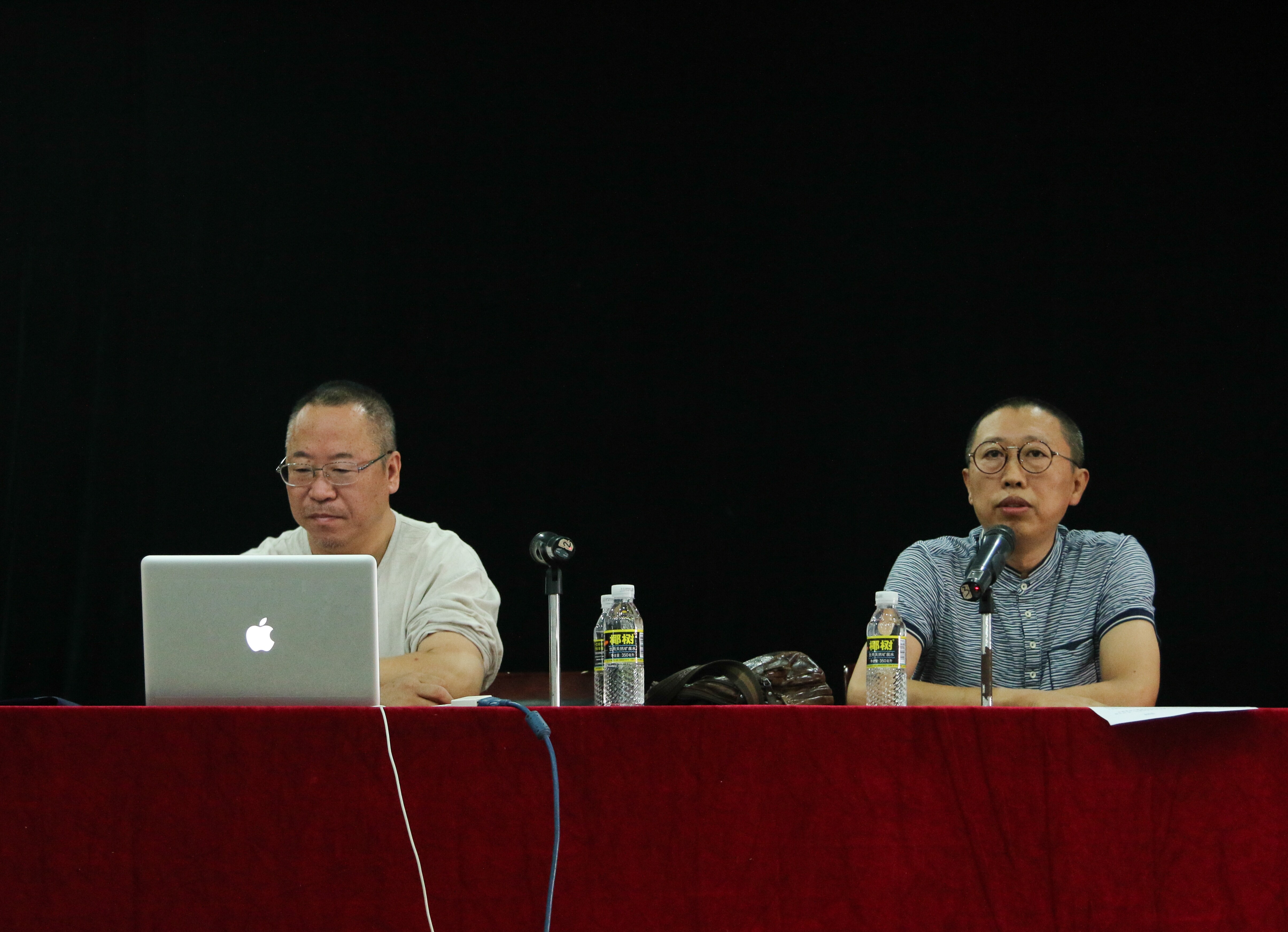 候吉明来我院举办中国意象表现主义油画创作研究