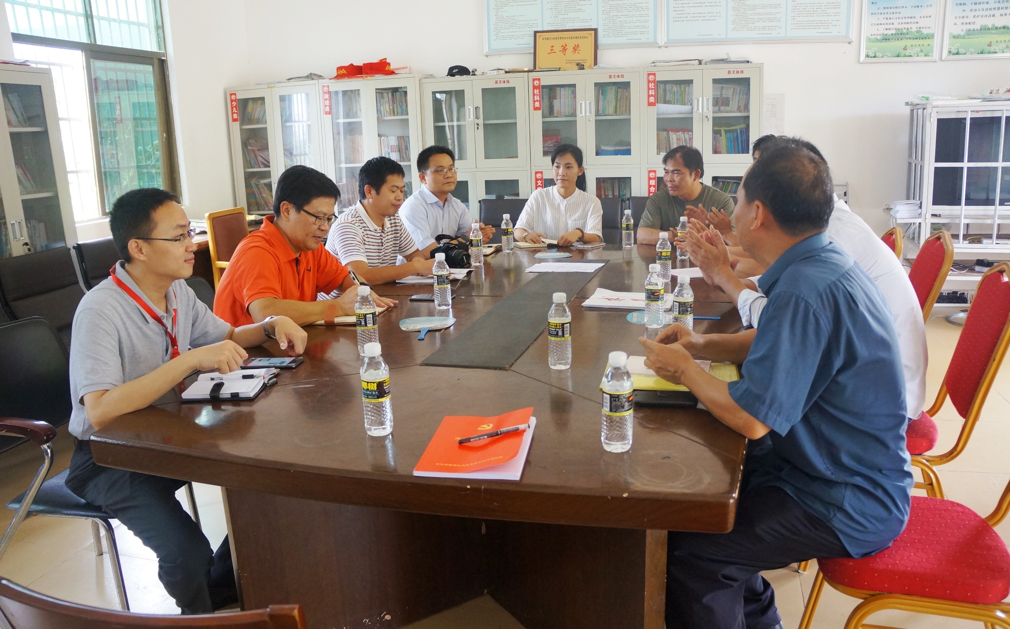 我校调研组赴陵水开展精准扶贫调研慰问