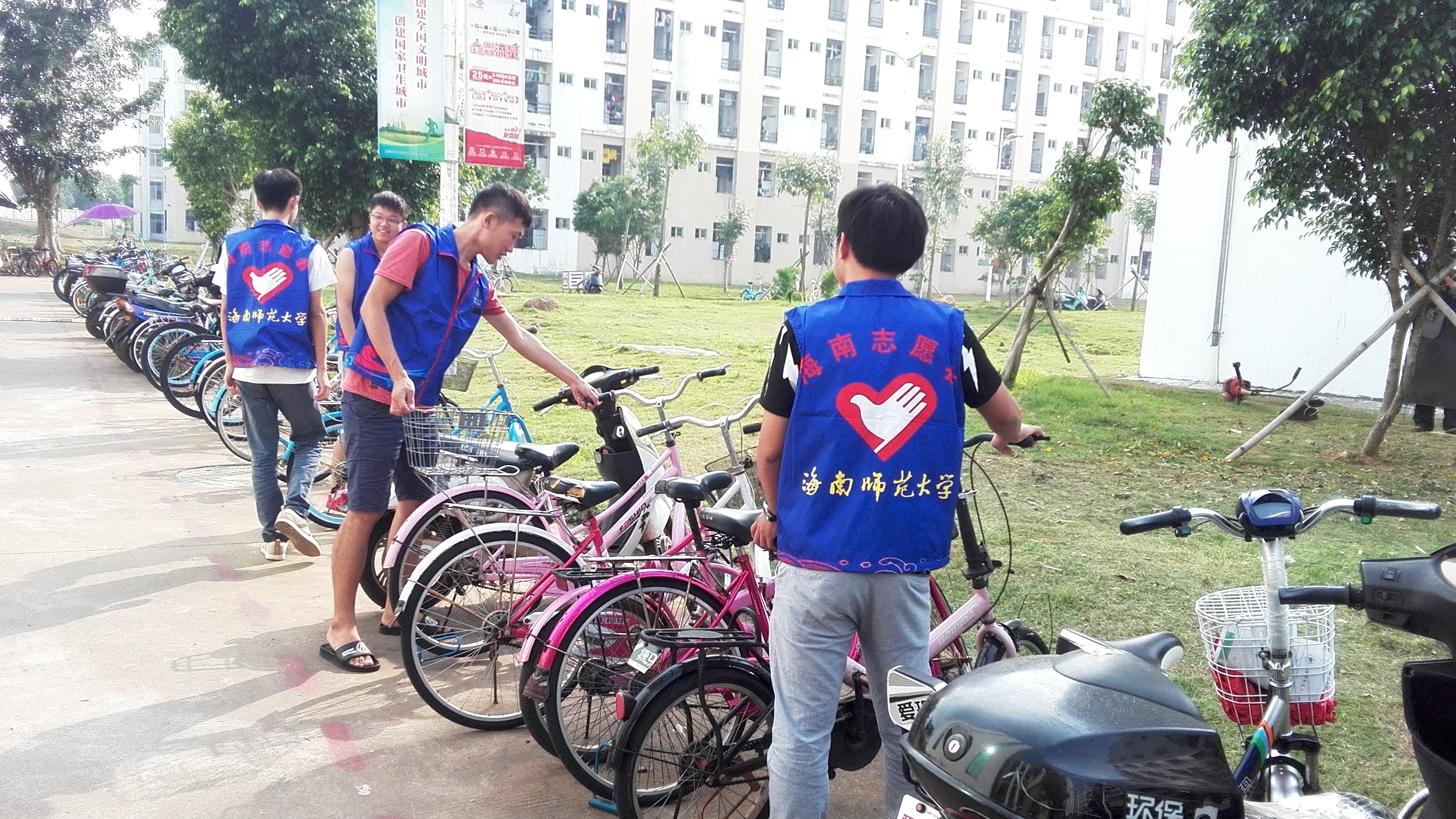 “双创”我先行,经济与管理学院开展校园清扫活动