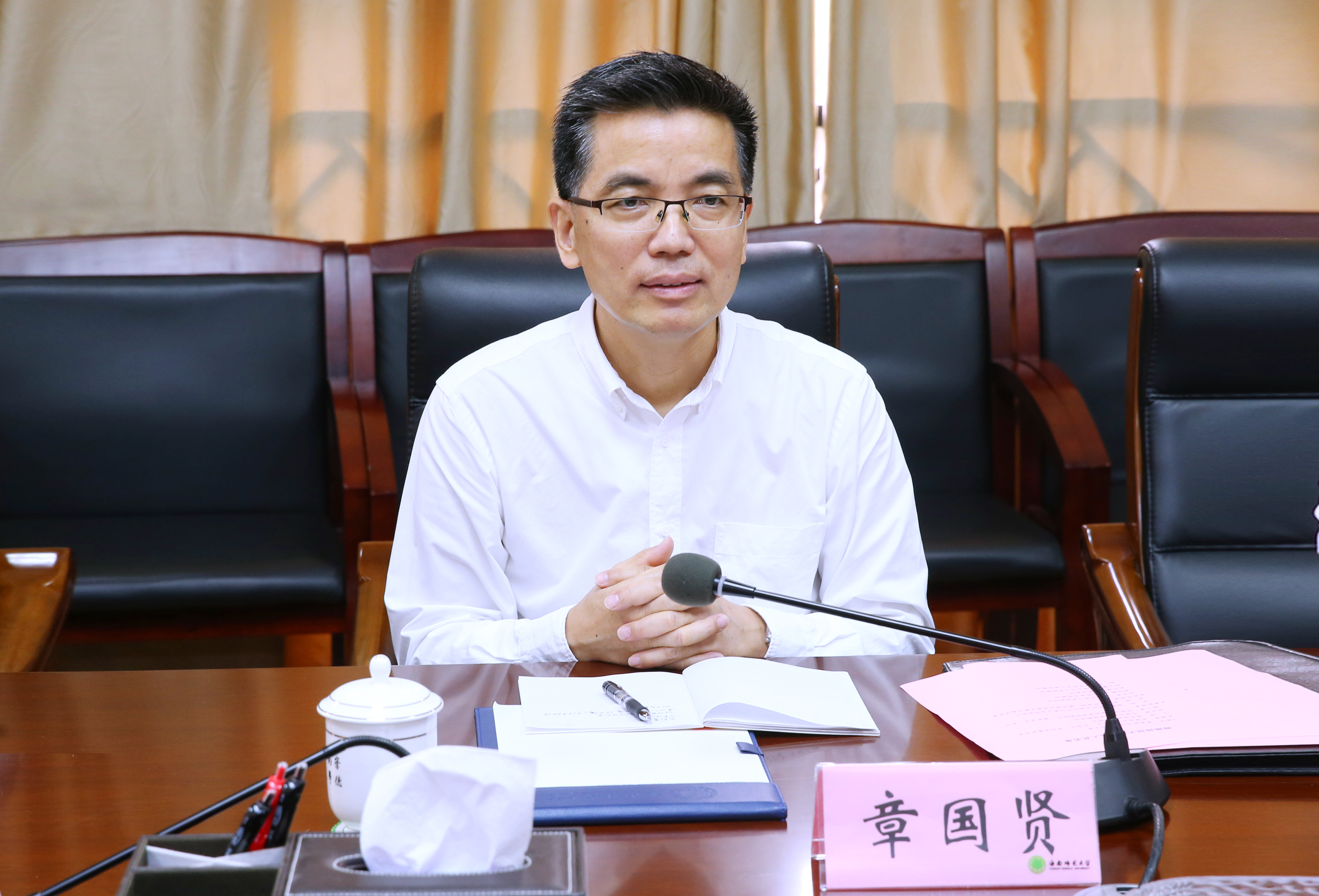 中国教科文卫体工会主席章国贤到我校慰问调研