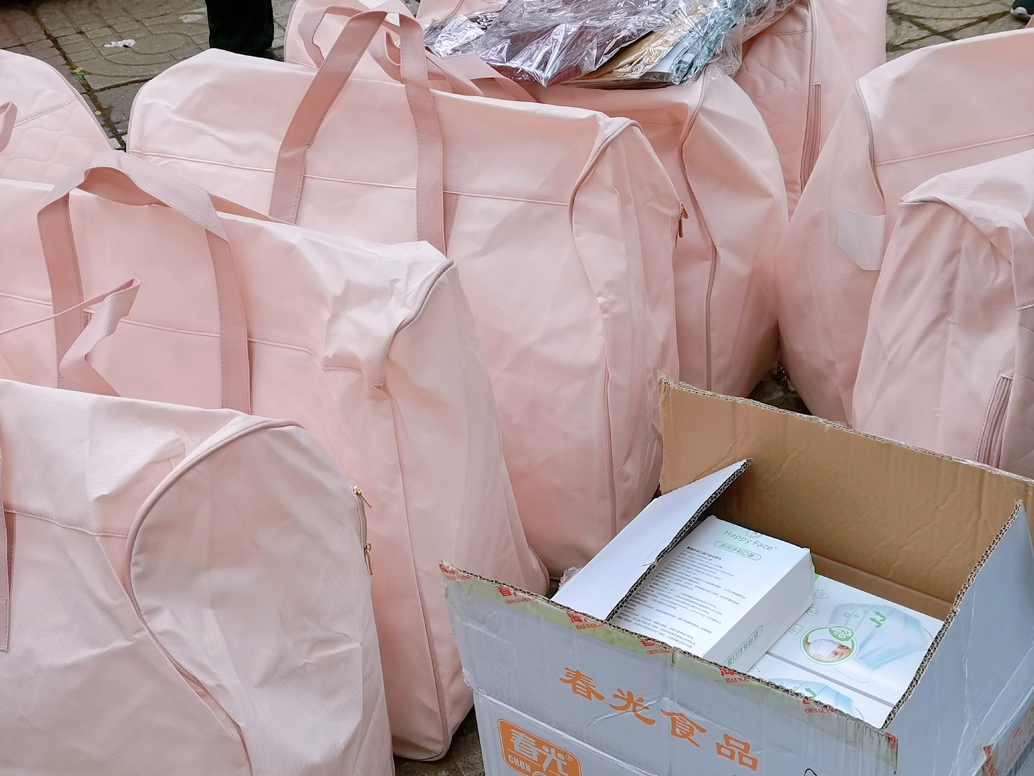 学校向贫困生发放“暖冬大礼包”