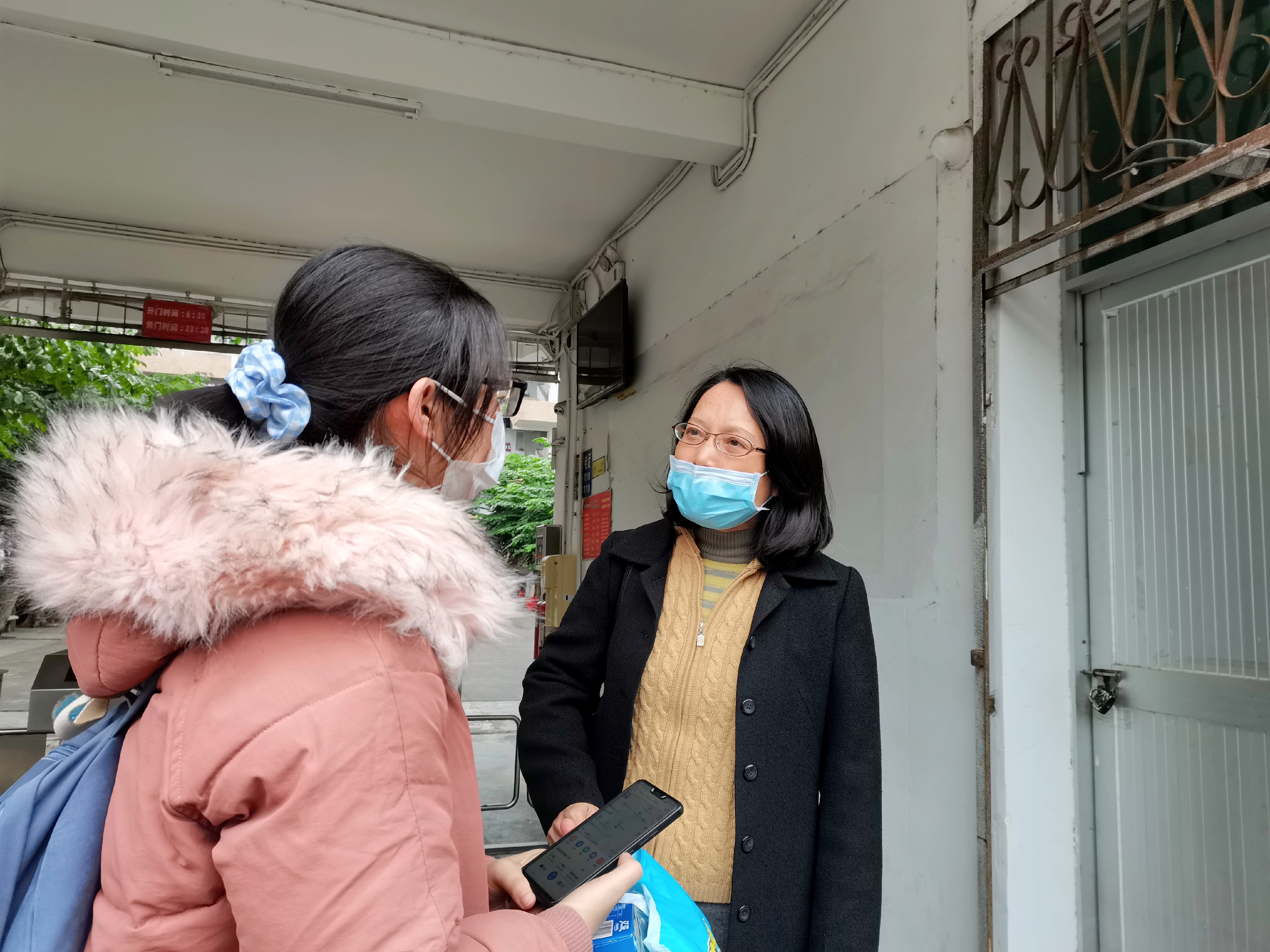 学校向贫困生发放“暖冬大礼包”