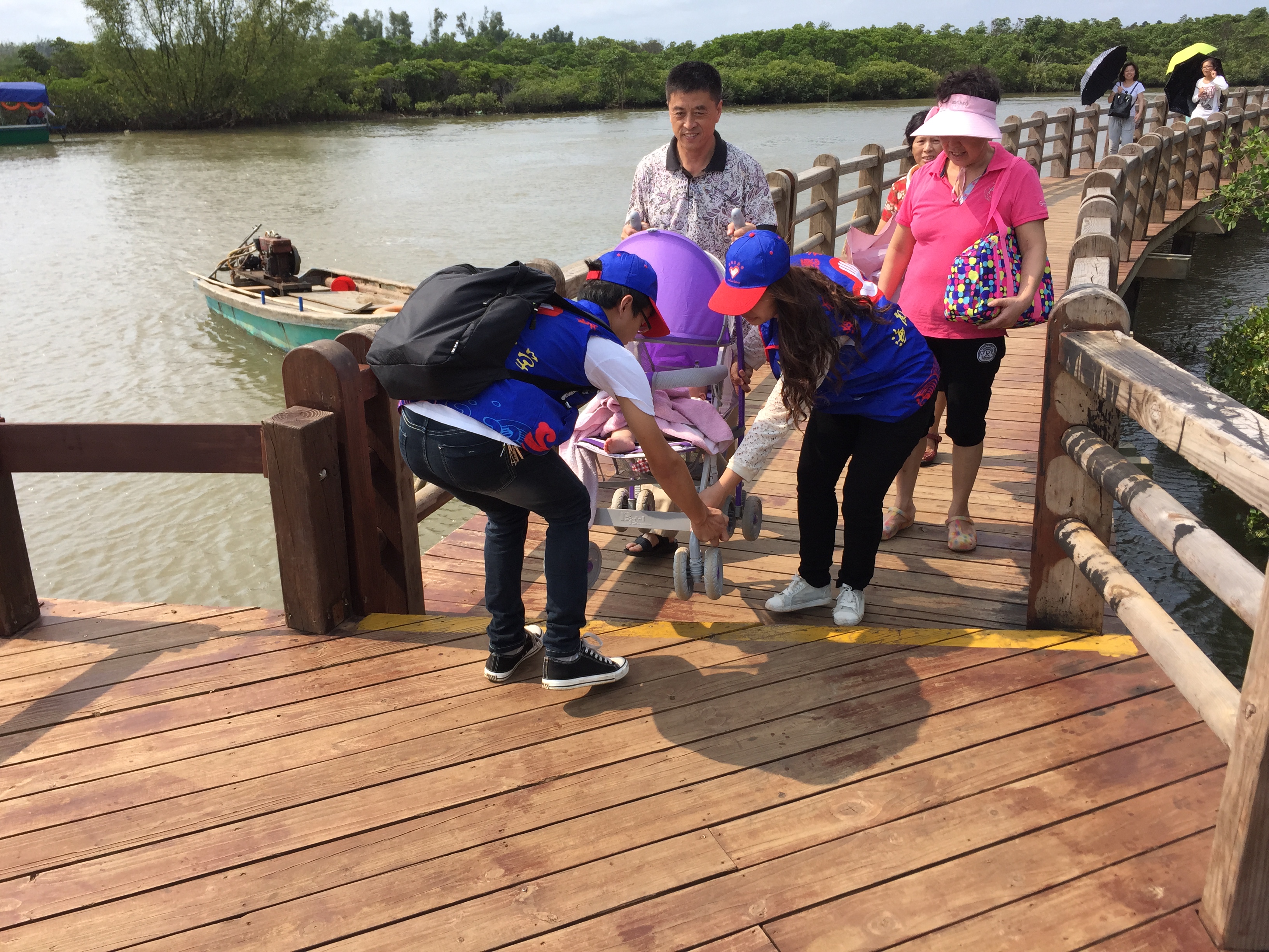 弘扬志愿精神，树立文明作风――记经济与管理学院红树林志愿活动