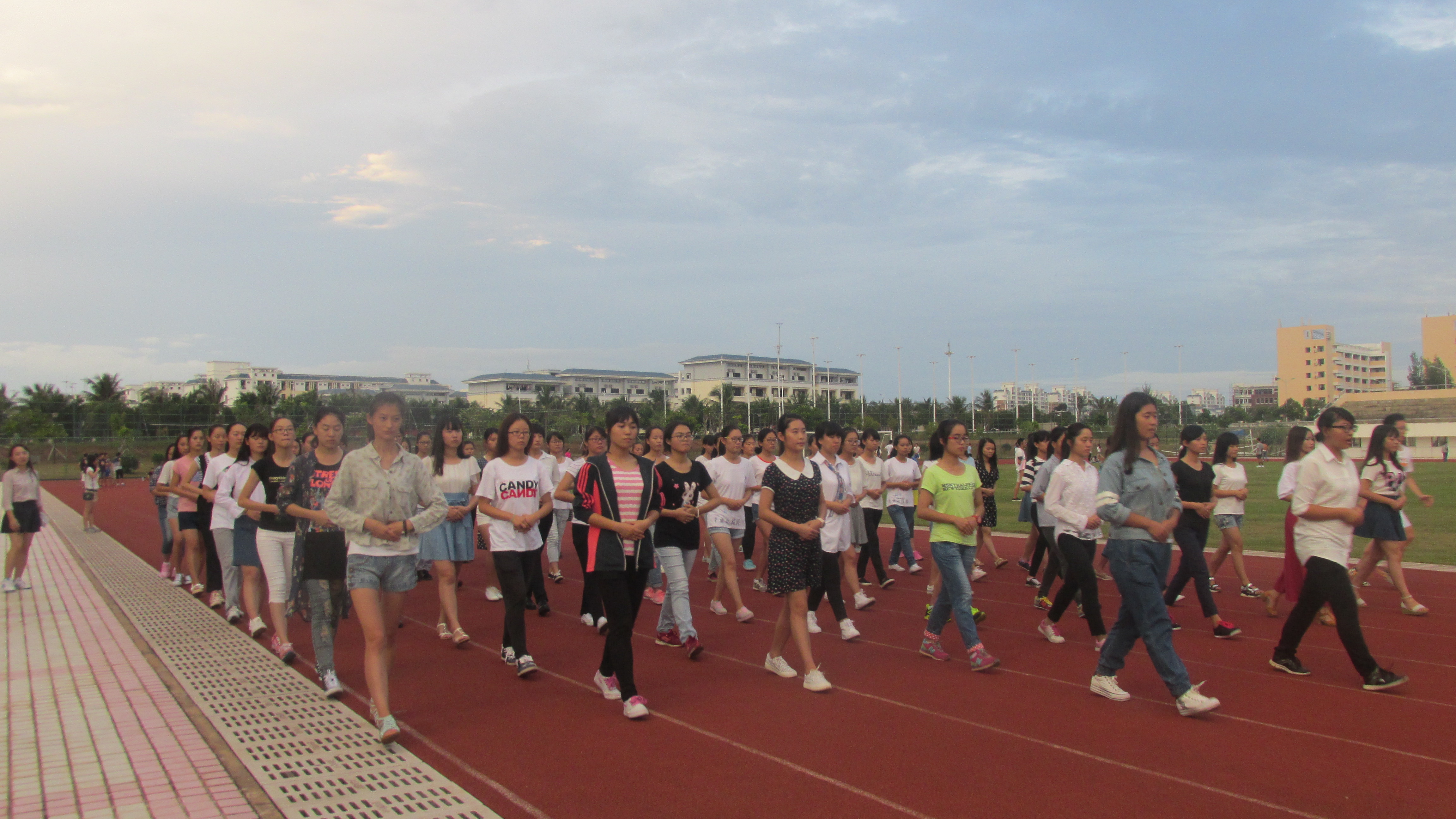 青春无畏,逐梦扬威 ――记文学院女子方队训练