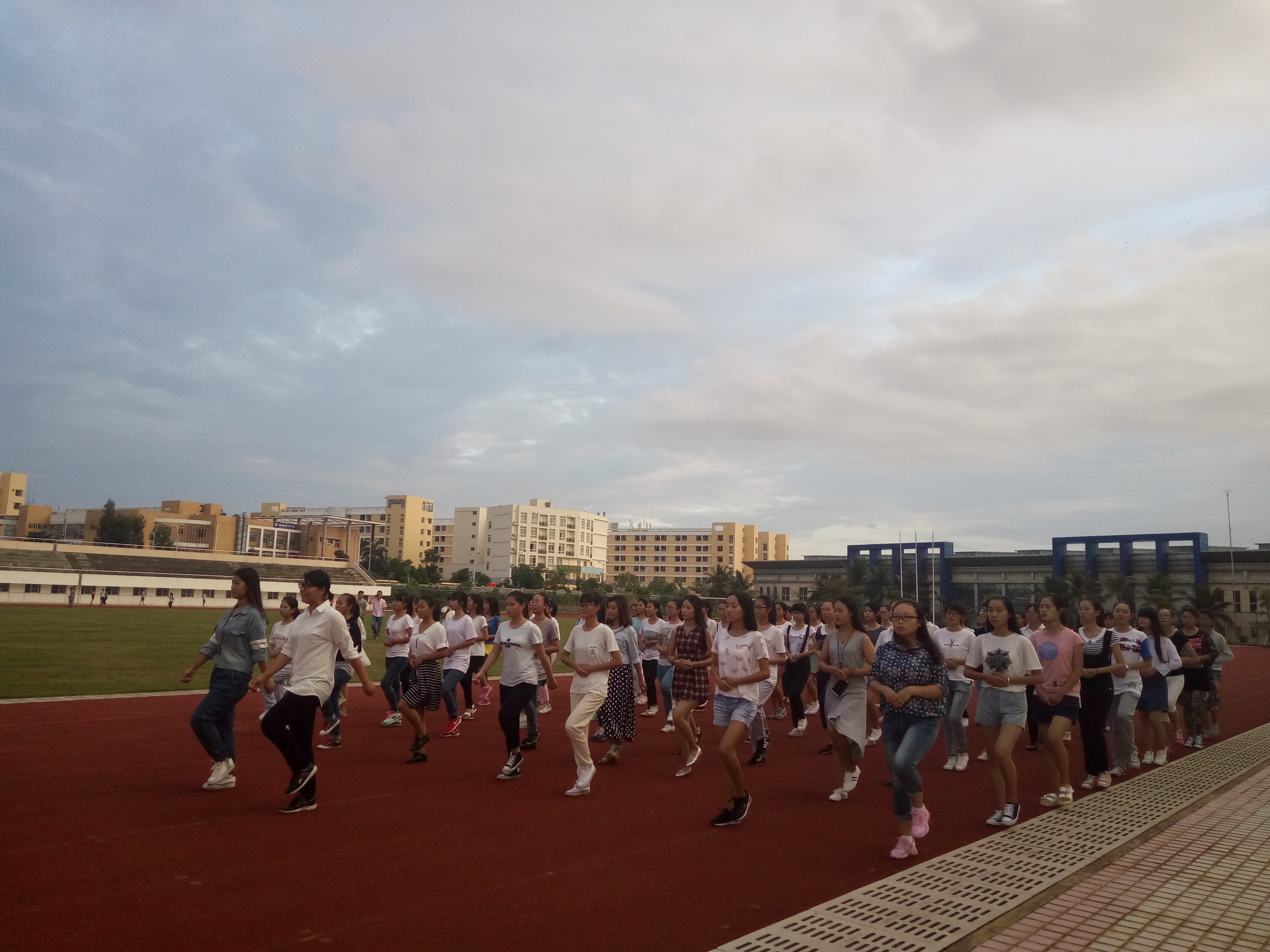 青春无畏,逐梦扬威 ――记文学院女子方队训练