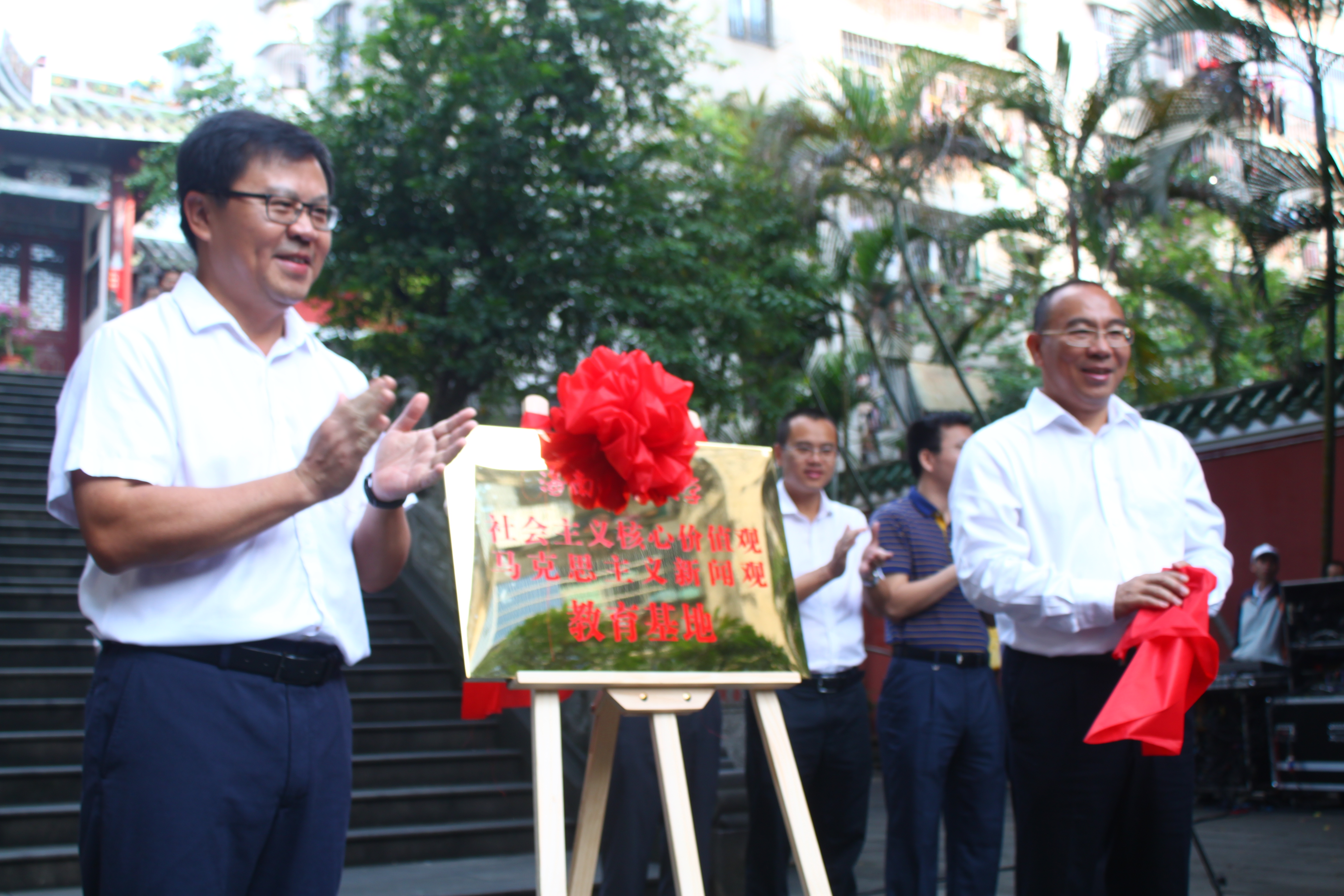   新闻传播与影视学院师生到琼山区参观走访