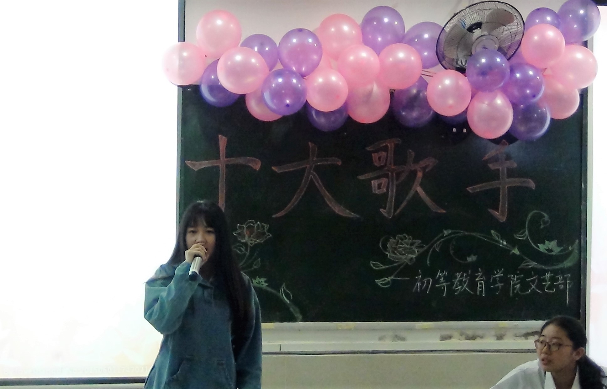 青春在舞台上绽放，活力在音符间飘扬--—记初等教育学院“十大歌手”决赛 