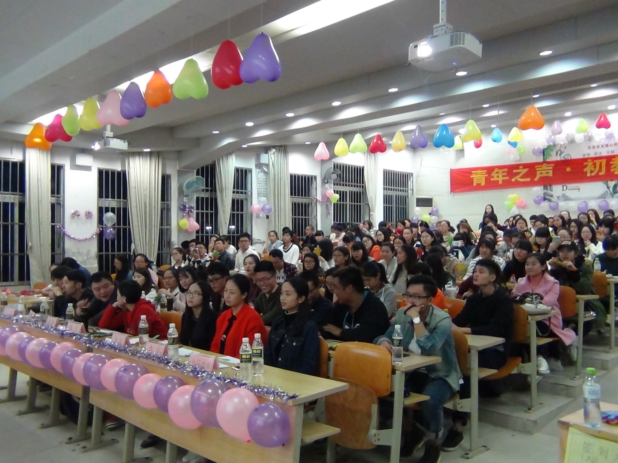 青春在舞台上绽放，活力在音符间飘扬--—记初等教育学院“十大歌手”决赛 