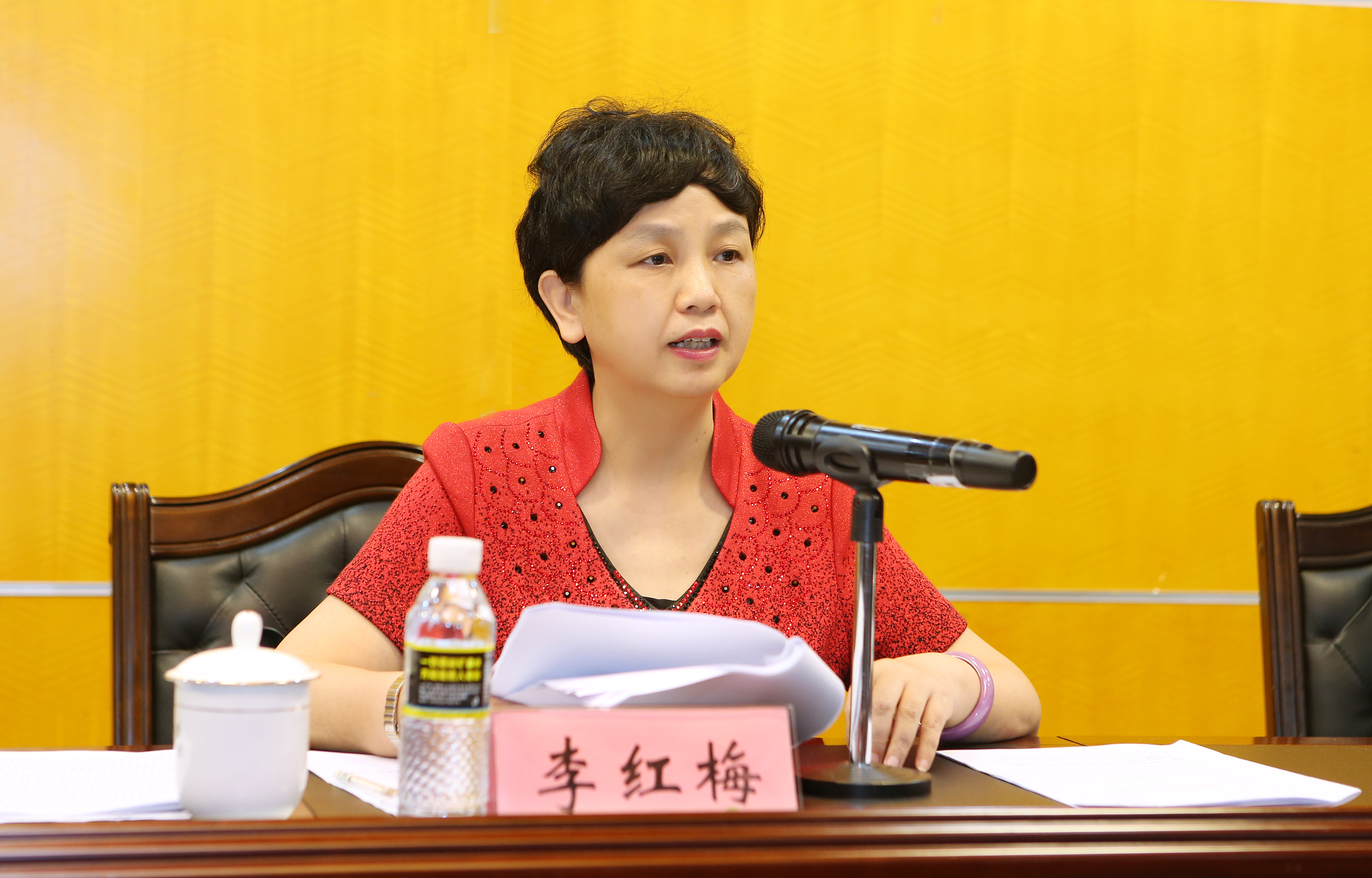 学校召开党委理论中心组（扩大）学习会议