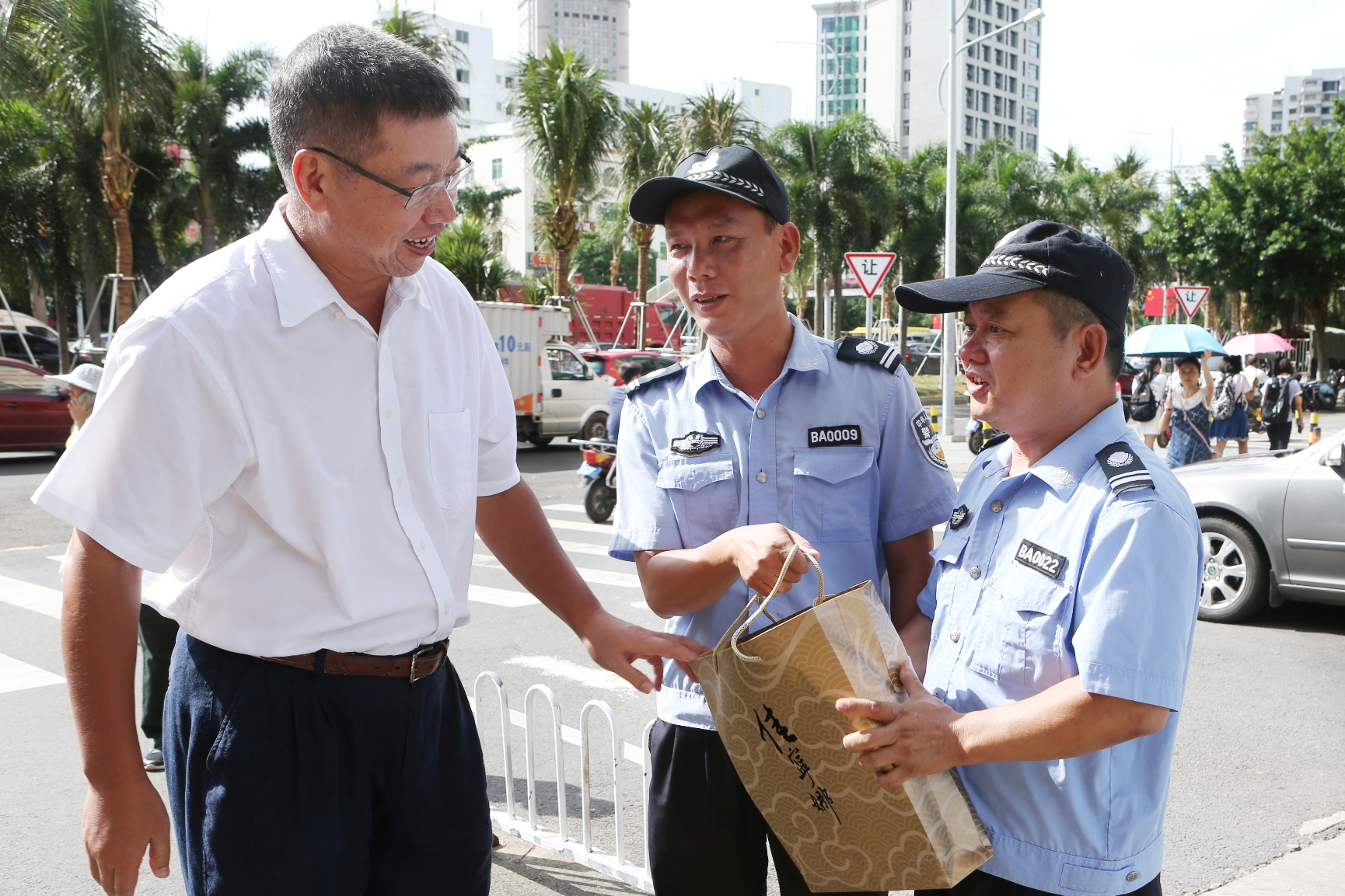 李红梅书记、林强校长国庆节慰问师生员工