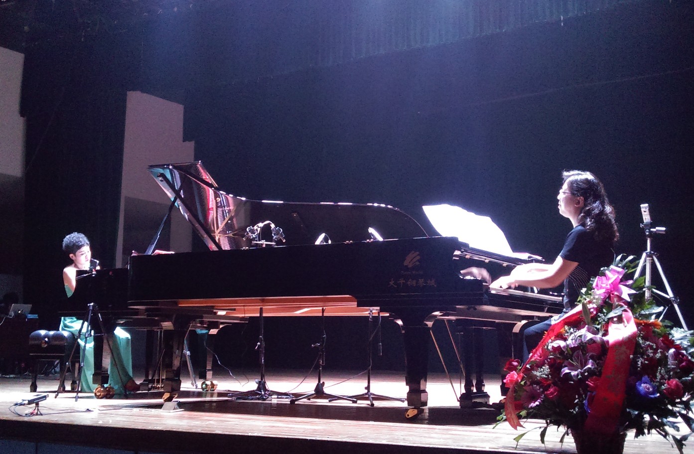 音乐学院举办郑晔双钢琴音乐会