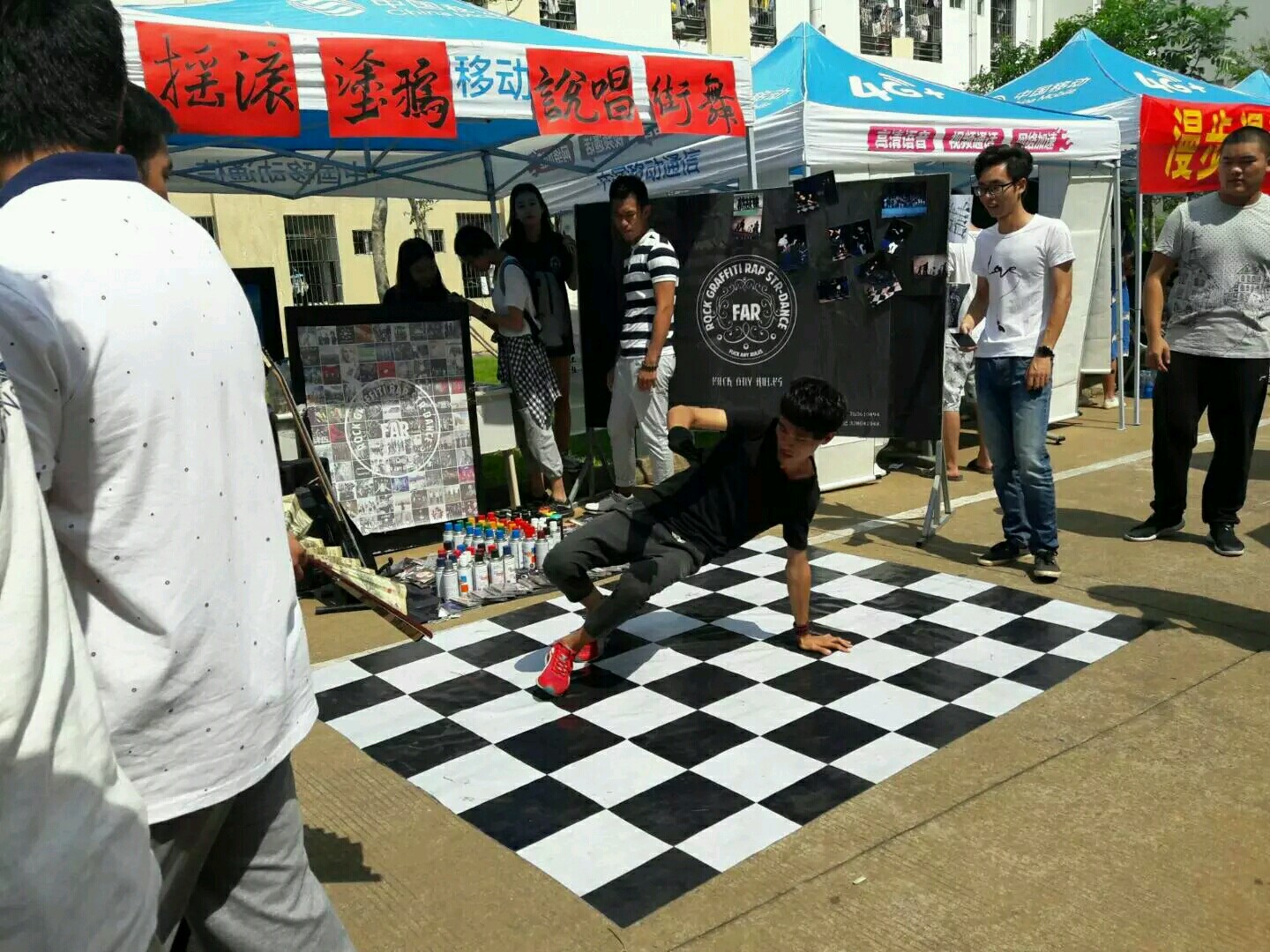 校团委、校社联举办社团风采展示晚会和社团招新活动