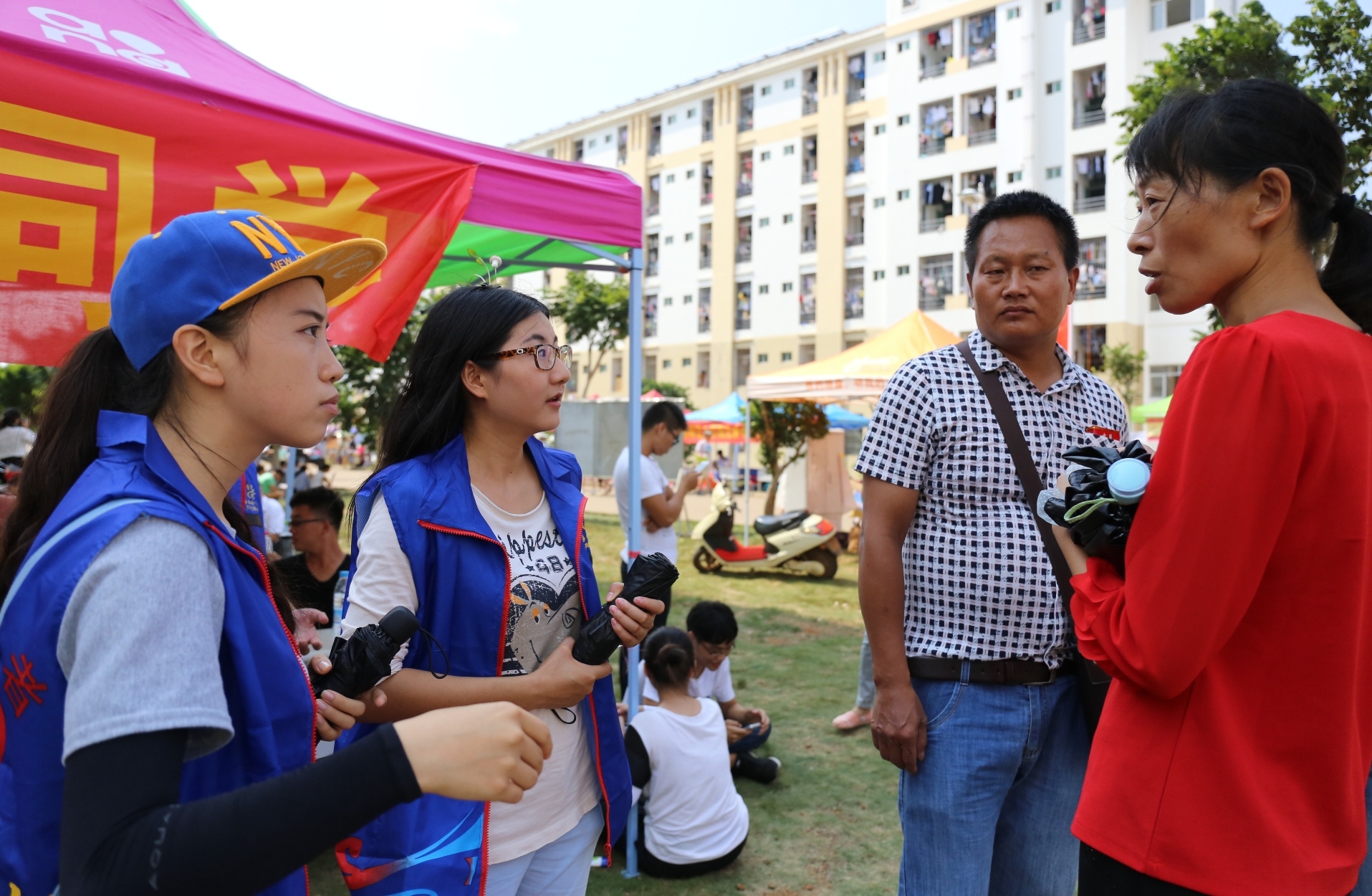 让我们伸出双手――全校师生共迎2015级新生