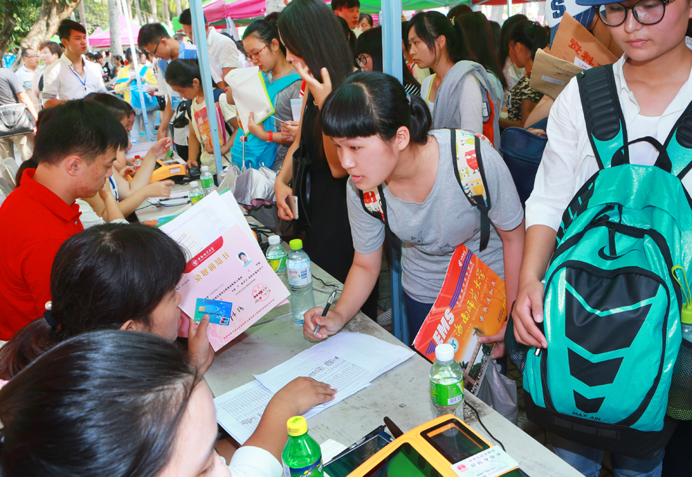 让我们伸出双手――全校师生共迎2015级新生