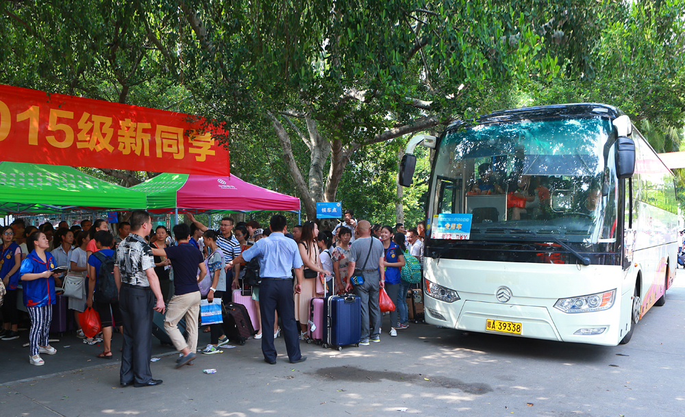 让我们伸出双手――全校师生共迎2015级新生