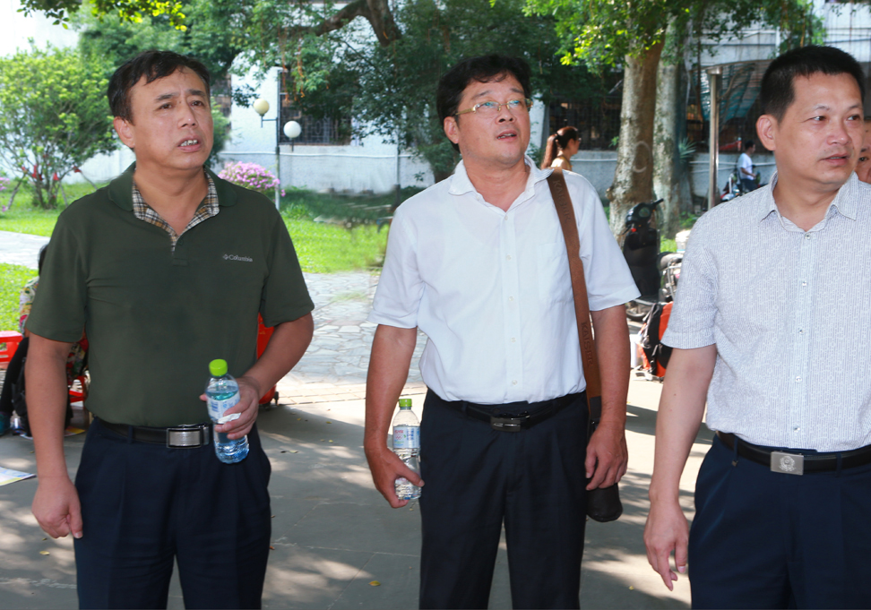 让我们伸出双手――全校师生共迎2015级新生