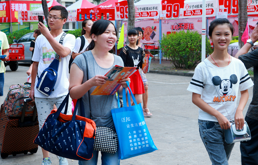 让我们伸出双手――全校师生共迎2015级新生