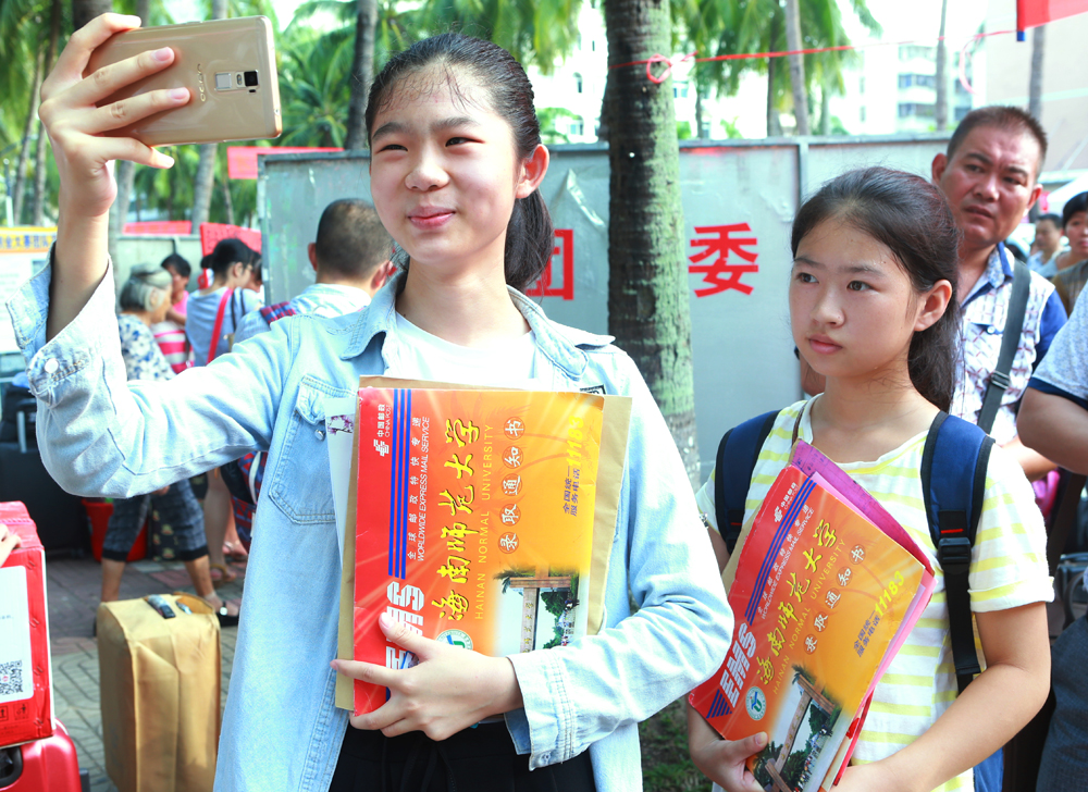 让我们伸出双手――全校师生共迎2015级新生