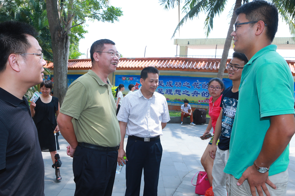 让我们伸出双手――全校师生共迎2015级新生