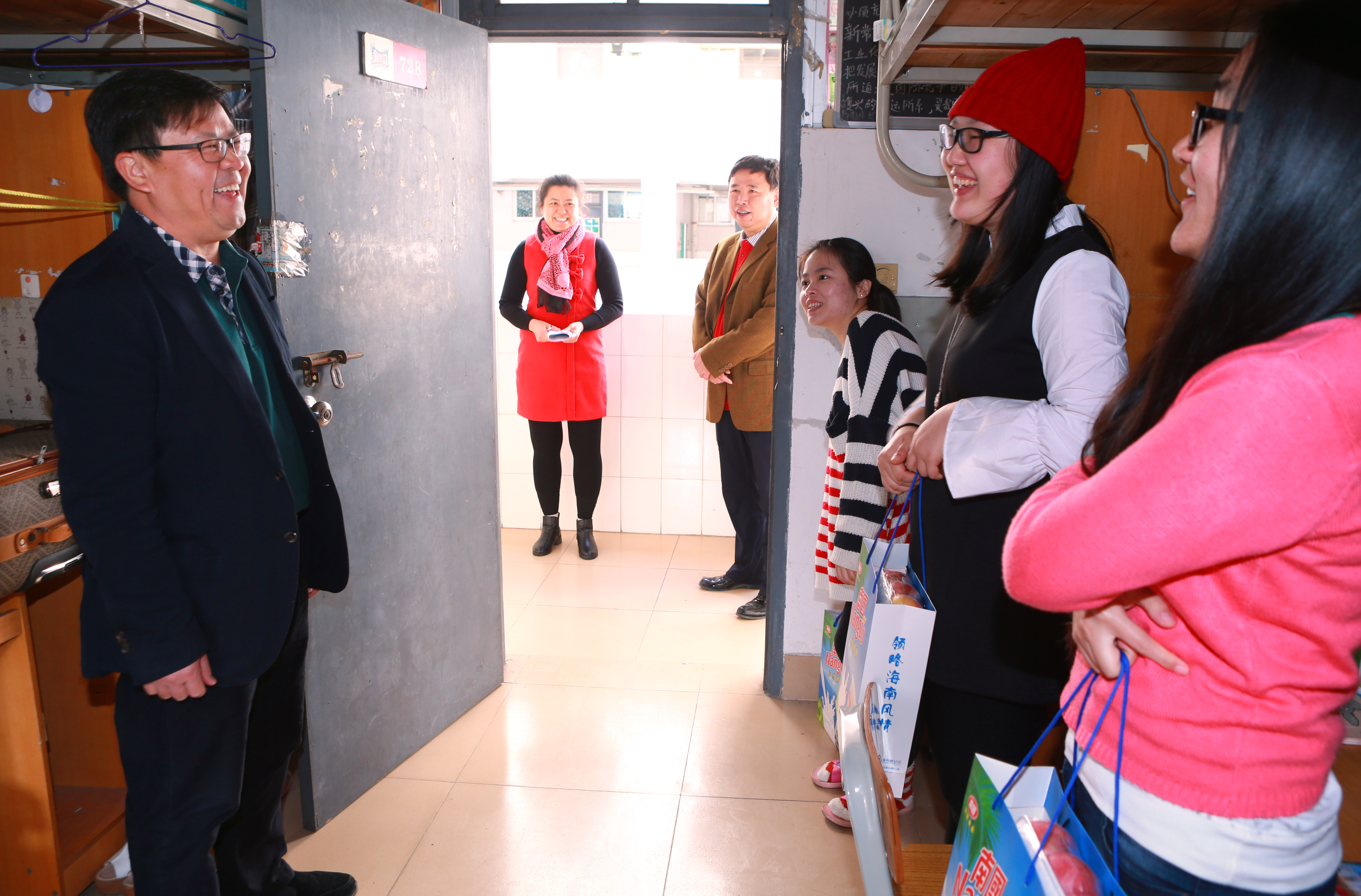 梁谋副书记大年初一慰问春节值班职工及留校学生