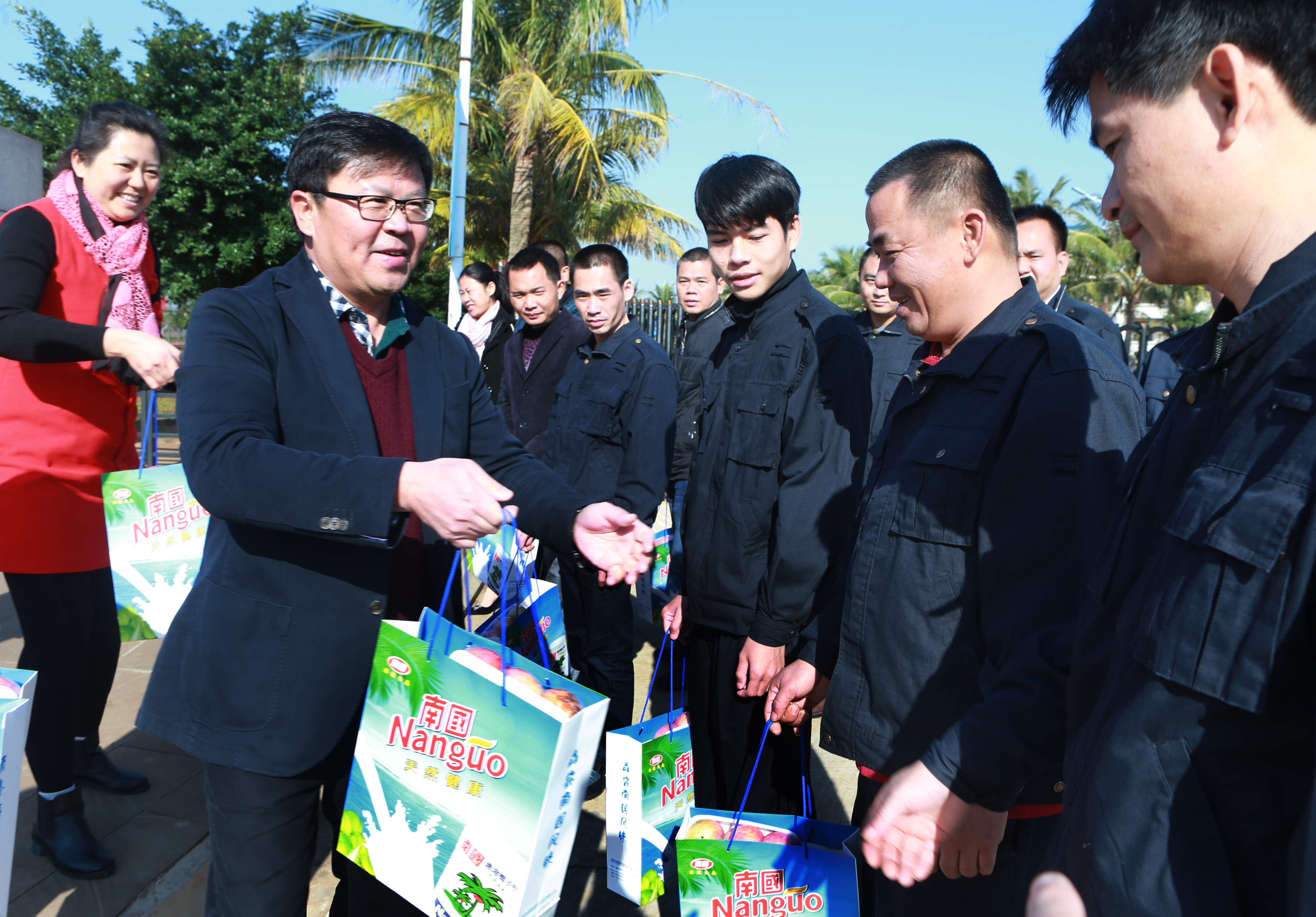 梁谋副书记大年初一慰问春节值班职工及留校学生