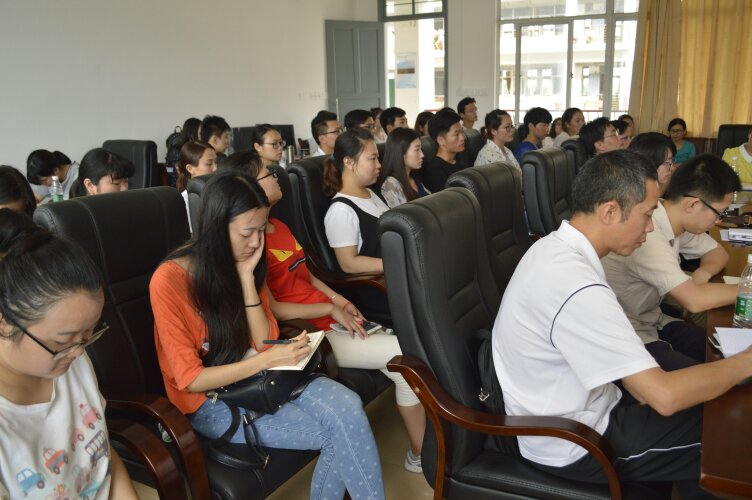 发挥党员先锋模范作用，促进学院工作全面发展――记新闻传播与影视学院党员大会