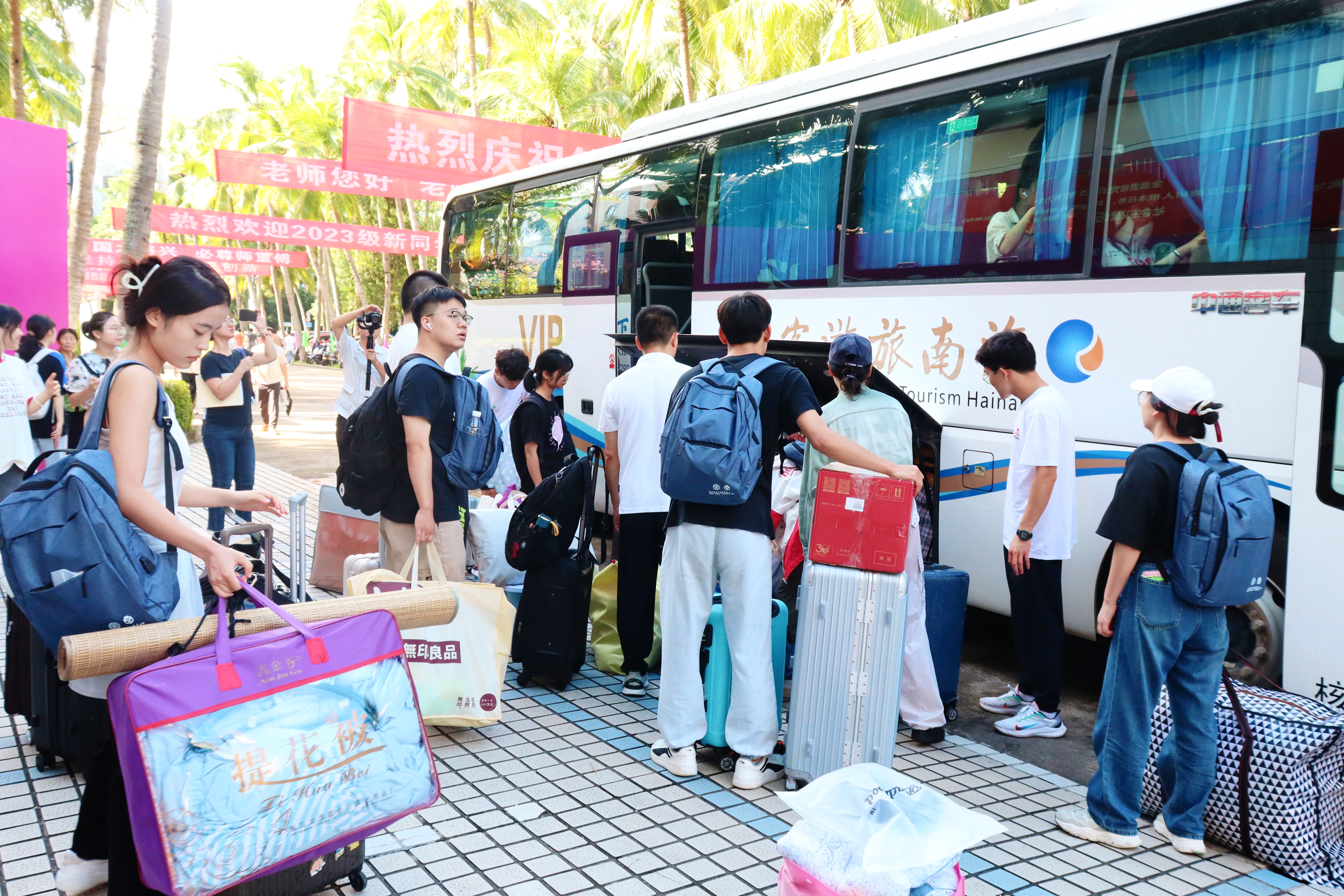 我校1925名实习生分赴海南18个市县参加顶岗和教育集中实习