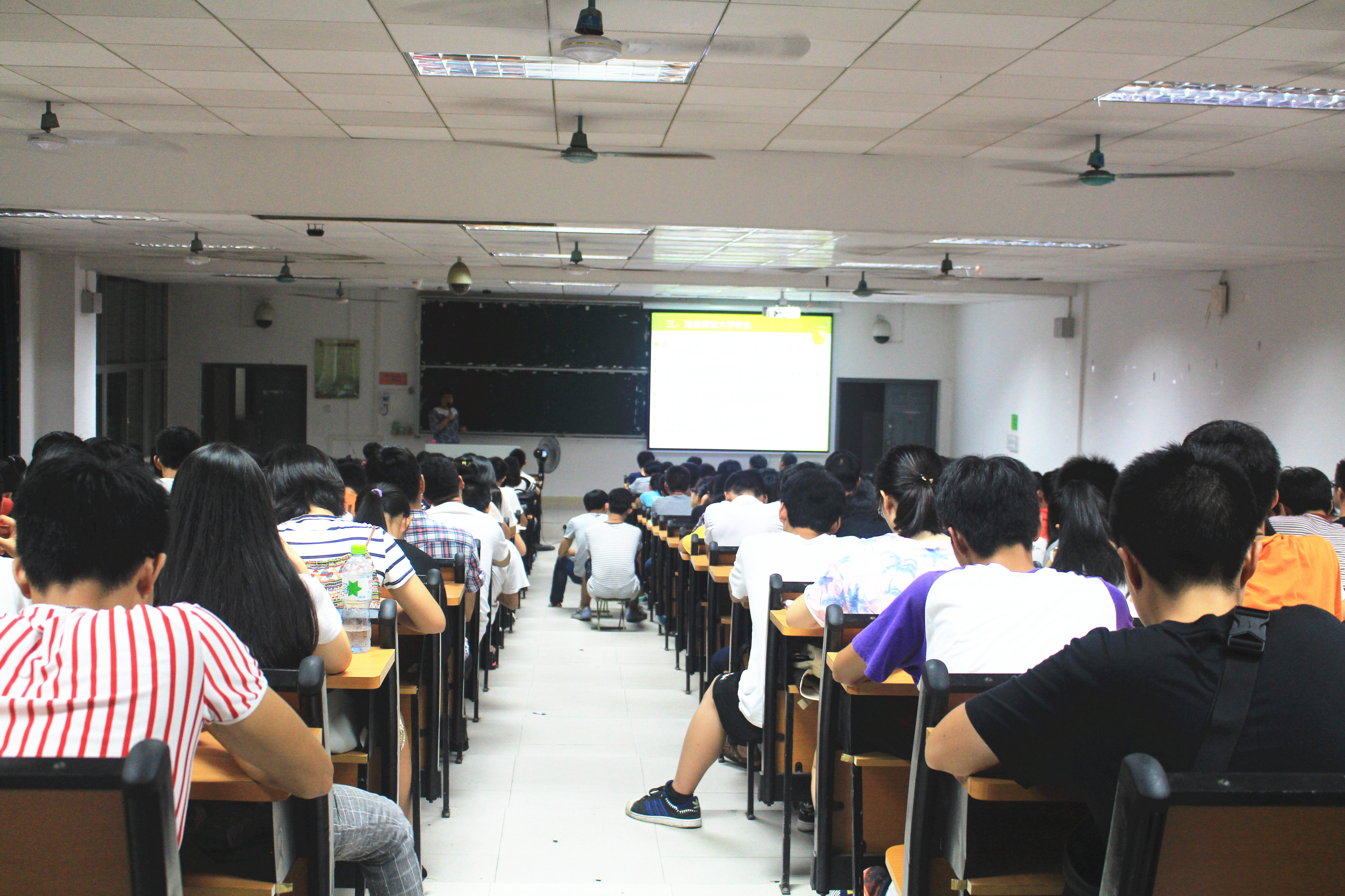    那些年我们考过的学生手册――记物理与电子工程学院新生校纪校规及安全教育
