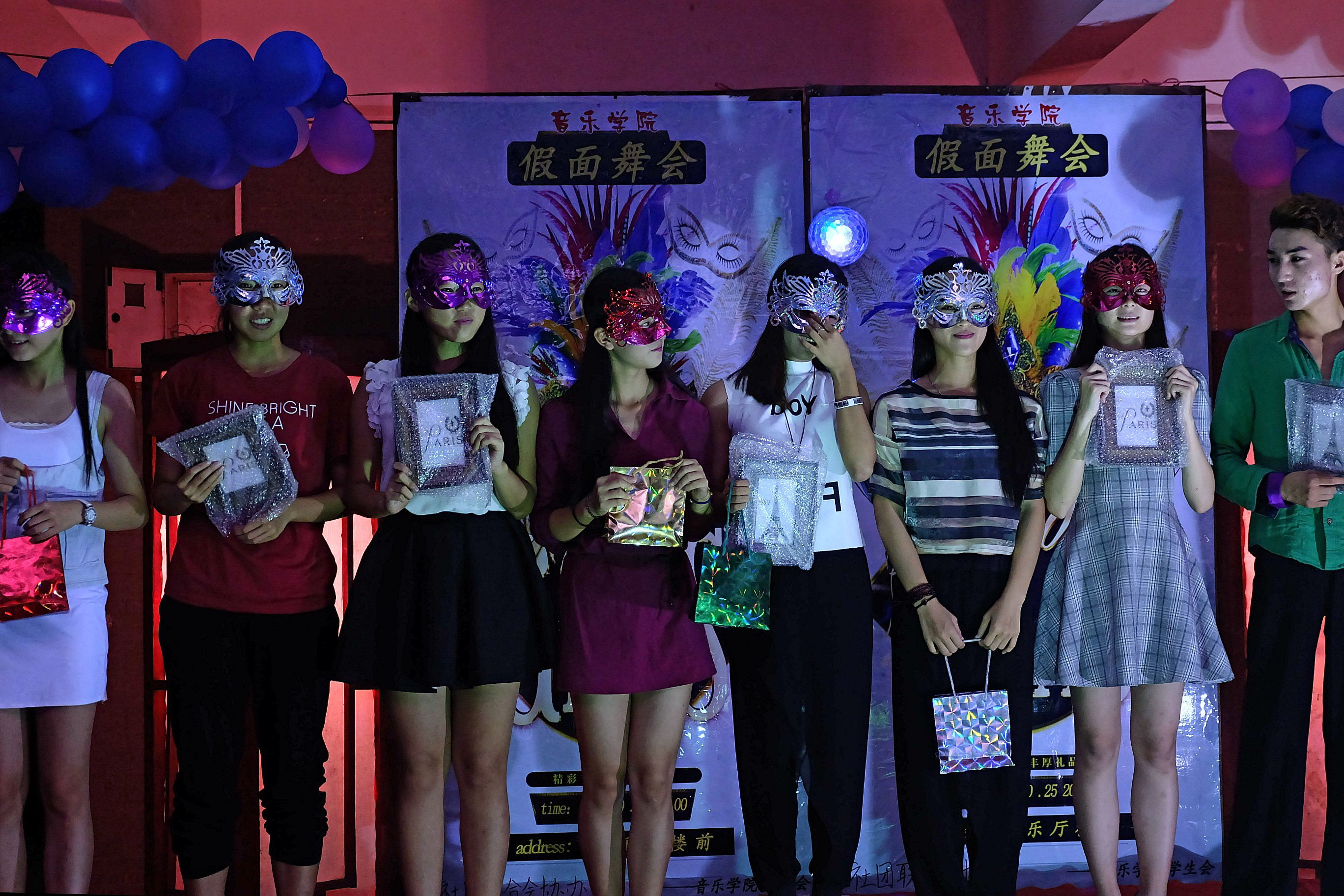 “舞动青春”――音乐学院举办迎新假面舞会