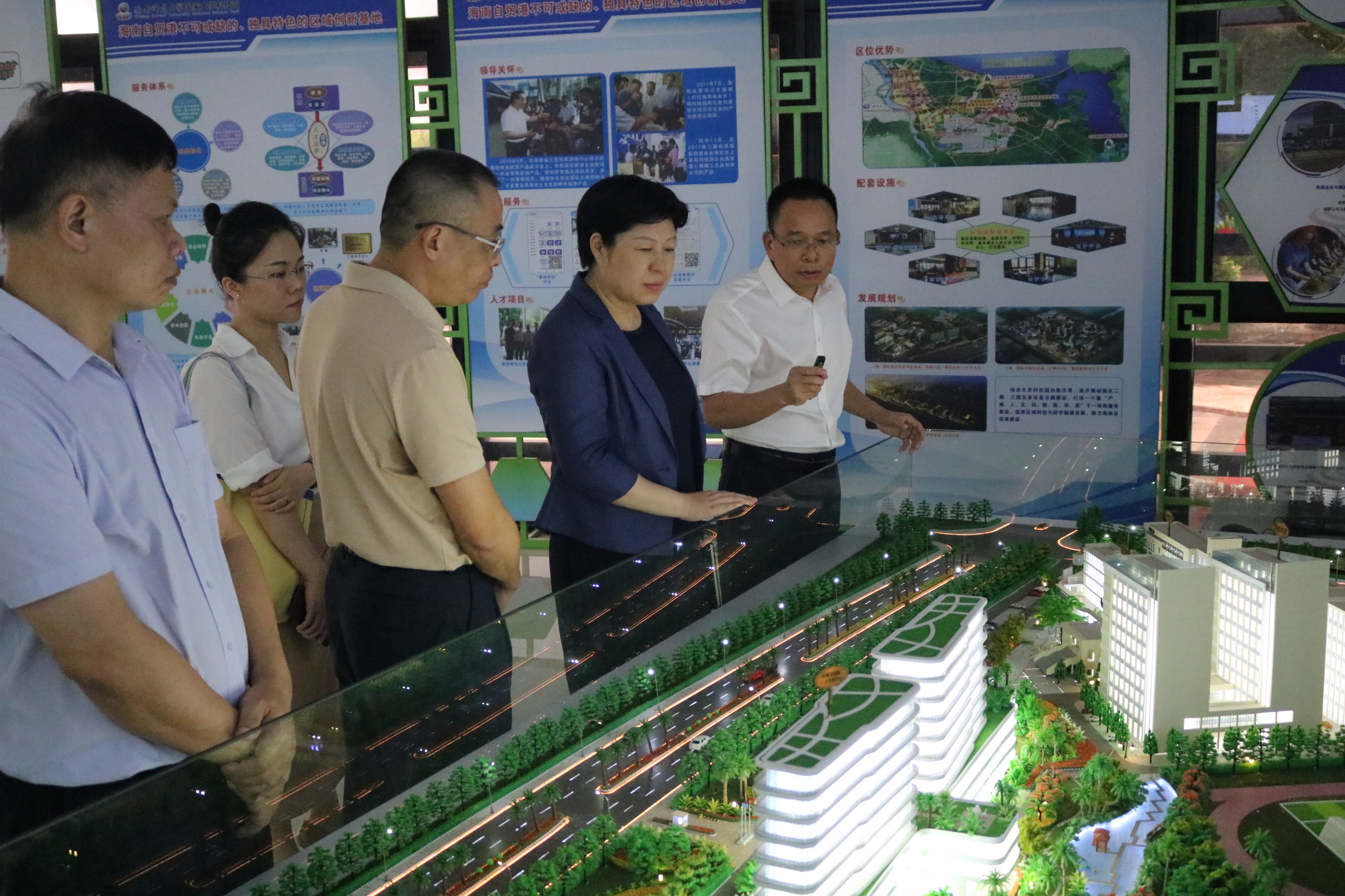 许玫到部分学院和大学科技园调研