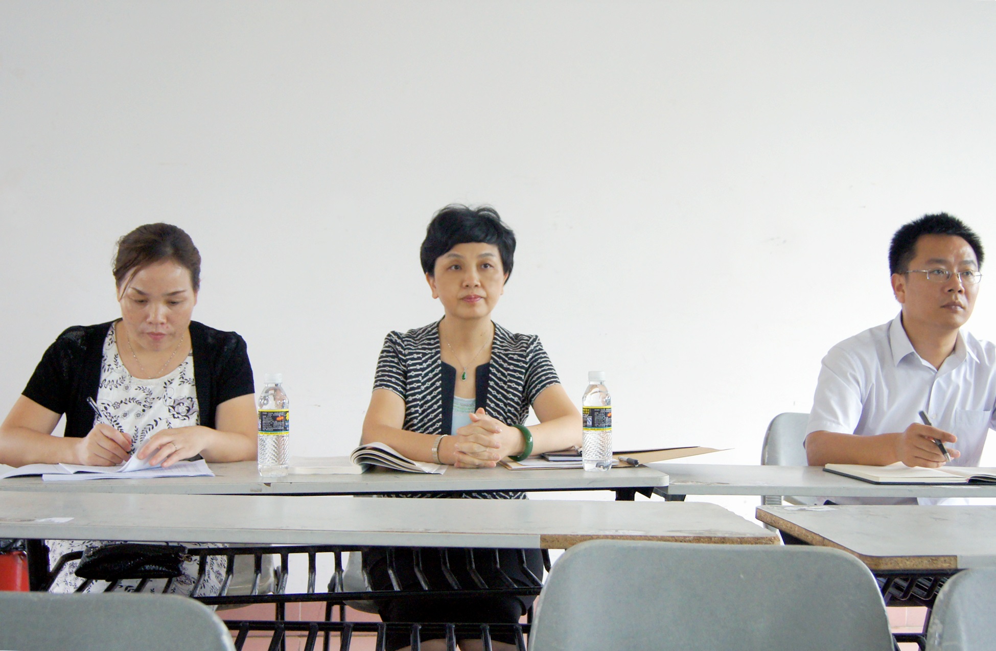 李红梅书记深入课堂听课