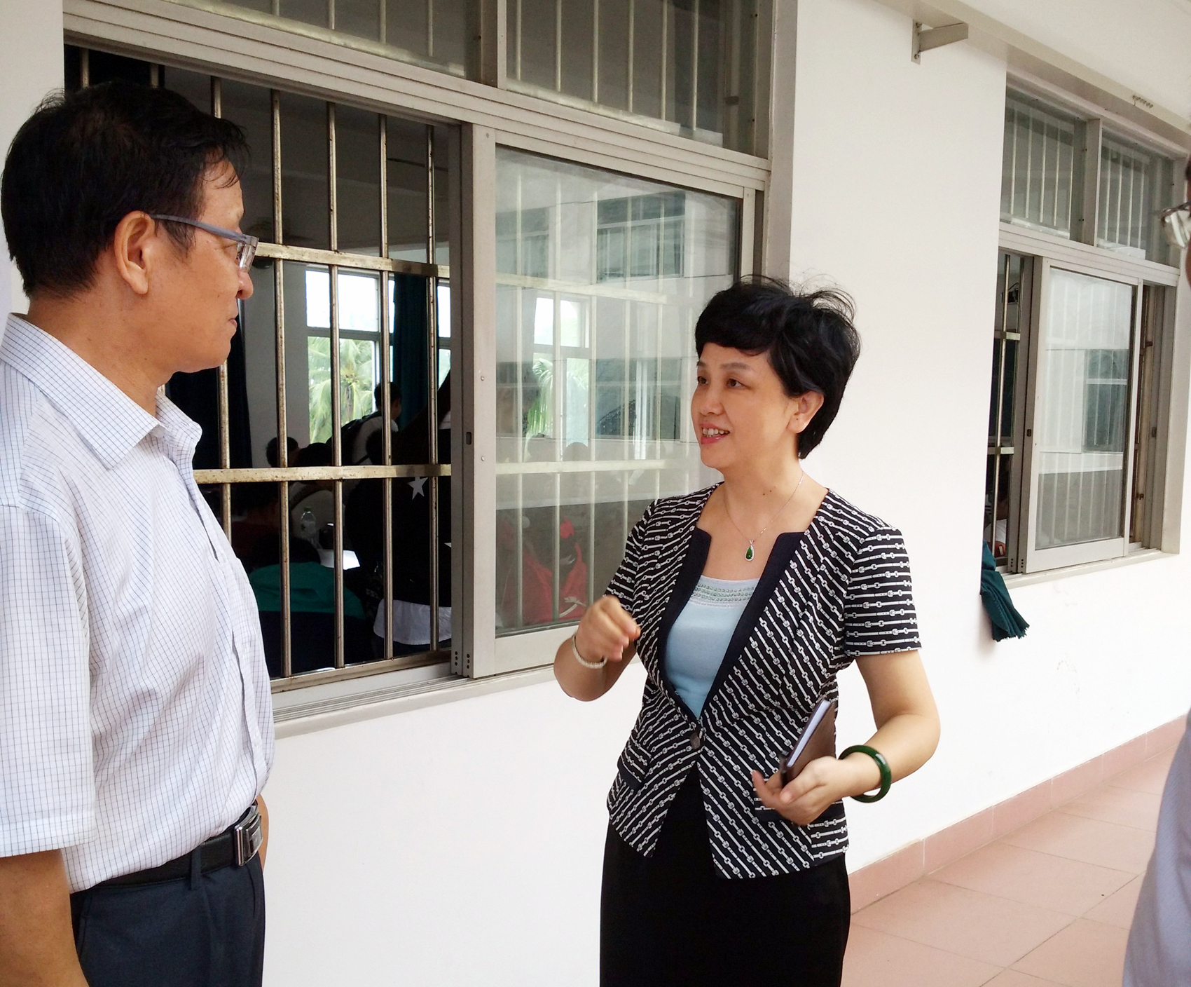 李红梅书记深入课堂听课