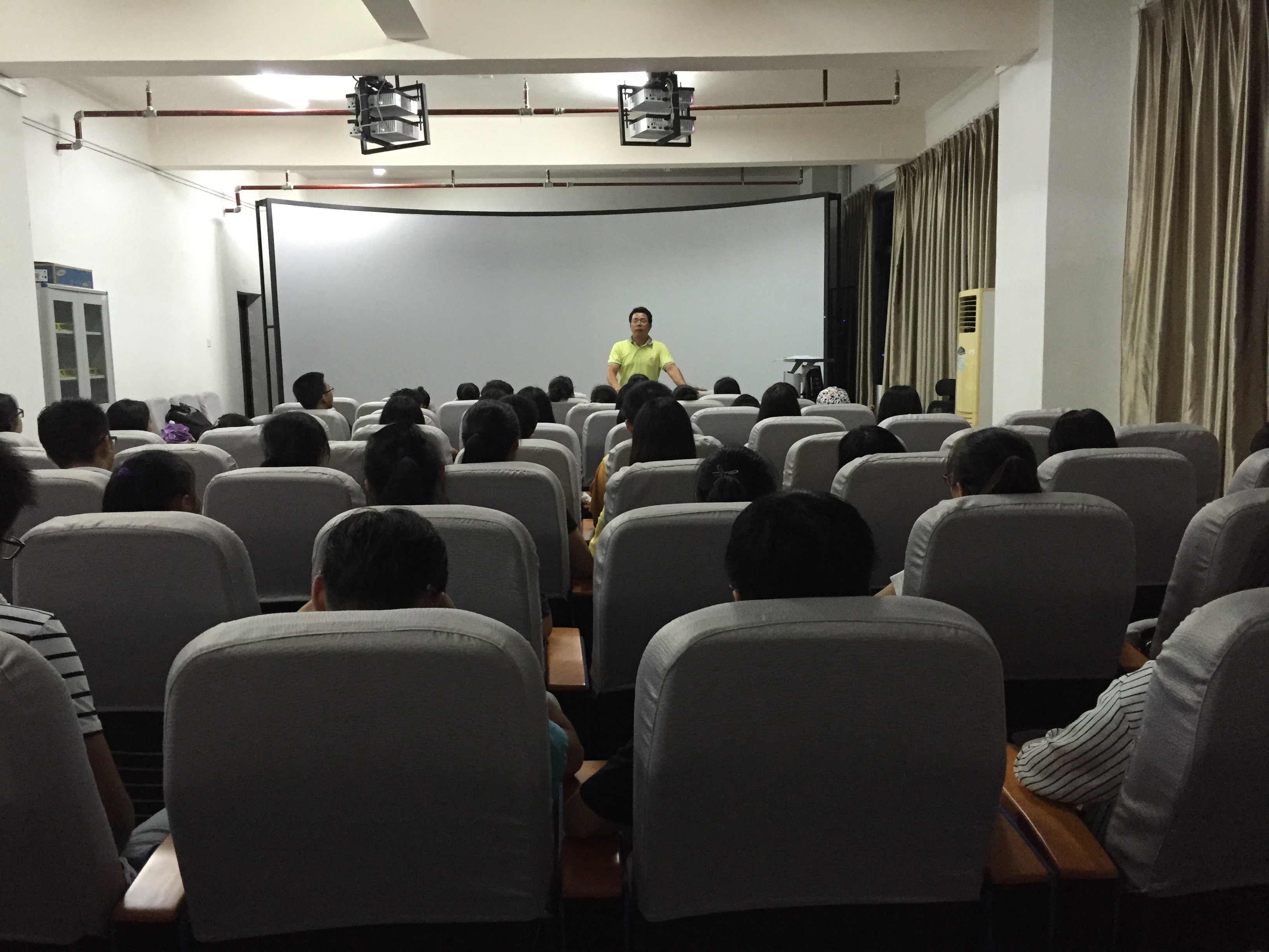 追求梦想，把握未来—记地理与旅游学院城规与地资专业教育大会