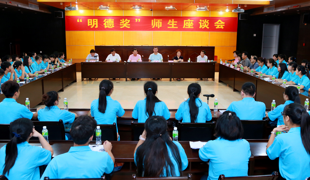 明德奖捐赠人钟瀚德一行来我校考察