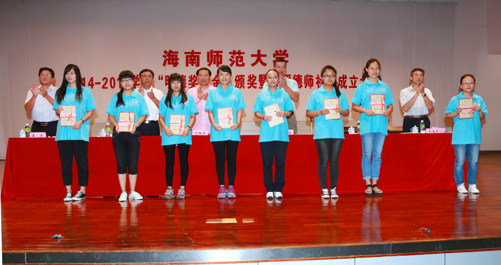 明德奖捐赠人钟瀚德一行来我校考察