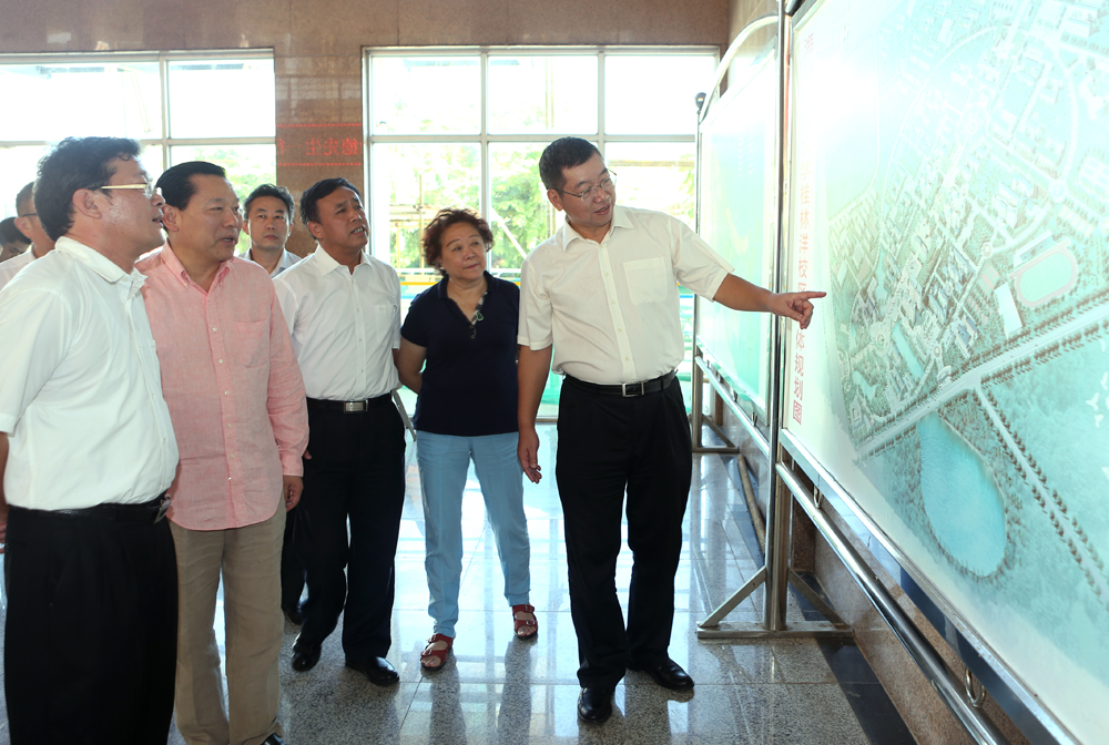 明德奖捐赠人钟瀚德一行来我校考察