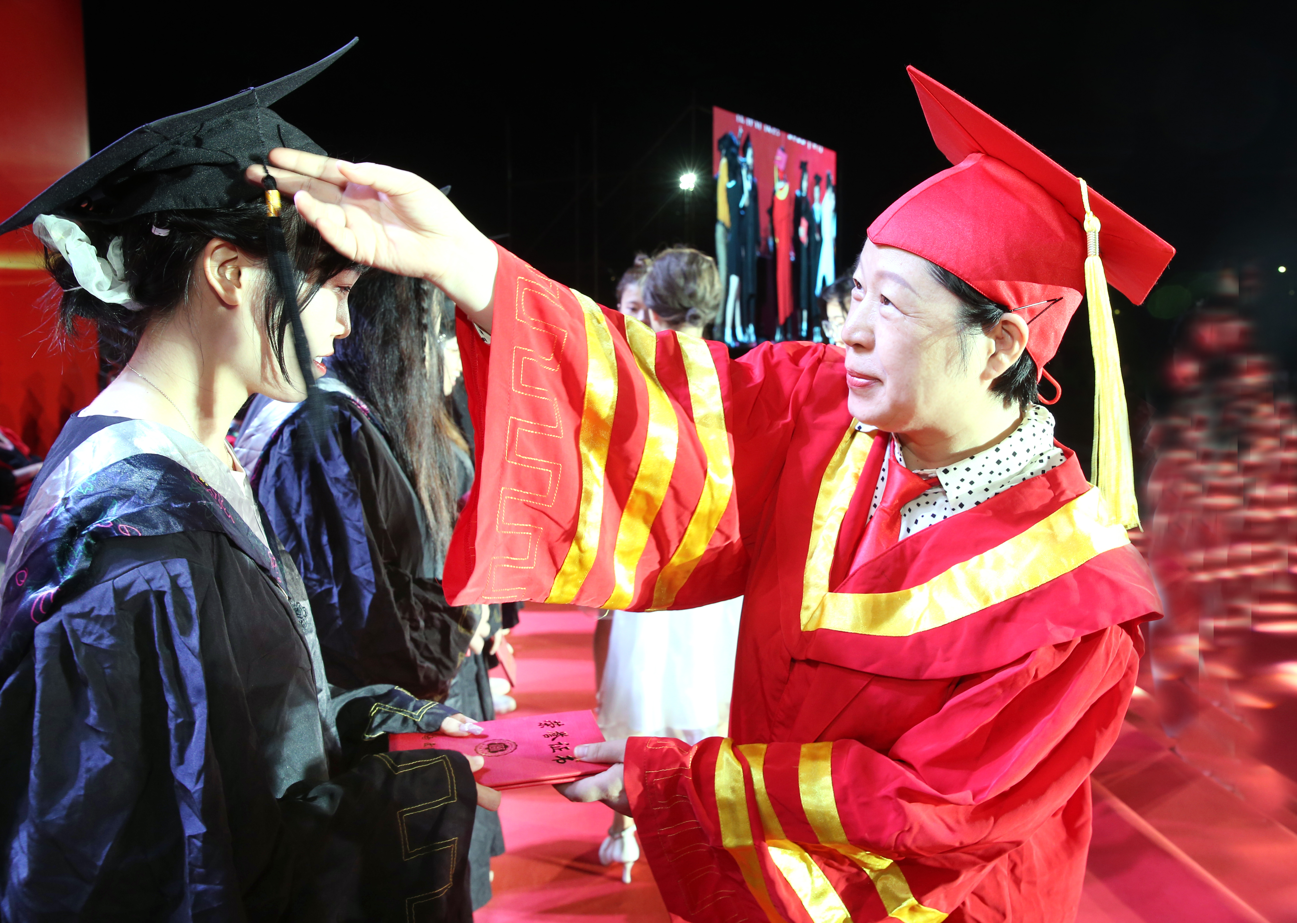 海南师范大学举行2022届本科生毕业典礼暨学士学位授予仪式