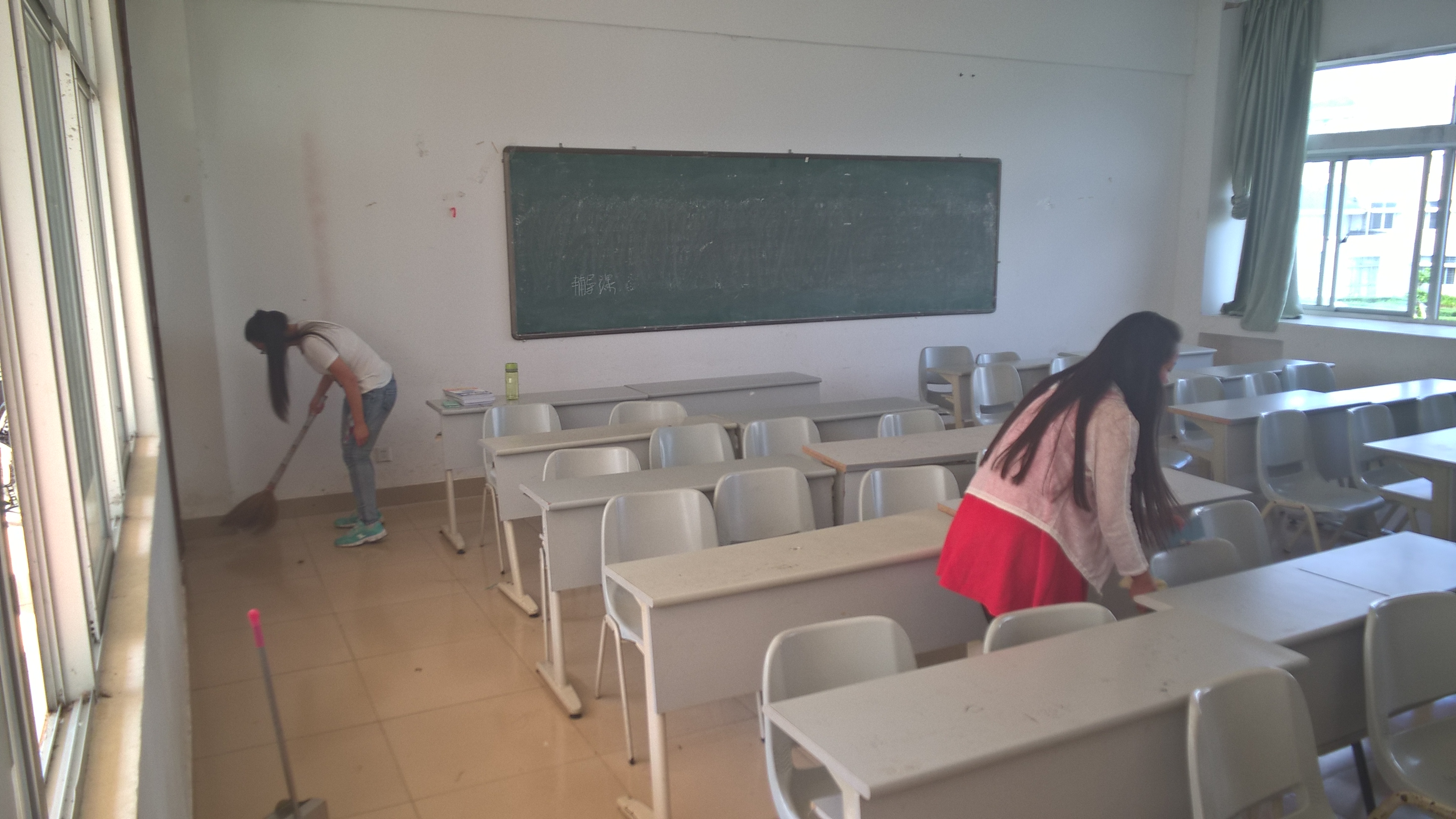 美化校园  共建“双创”――外国语学院组织双创大扫除