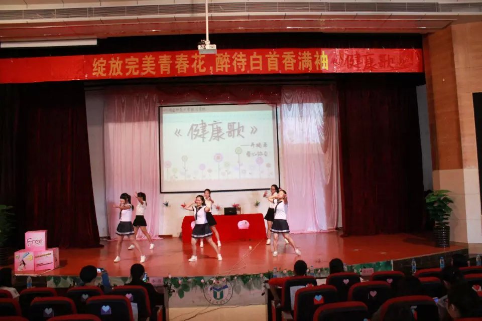 绽放完美青春花，醉待白首香满袖――记政法学院关爱青少年健康成长主题讲座